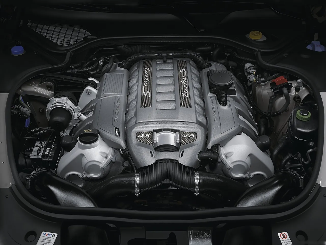 Porsche Panamera Turbo S (2012) – motorový prostor