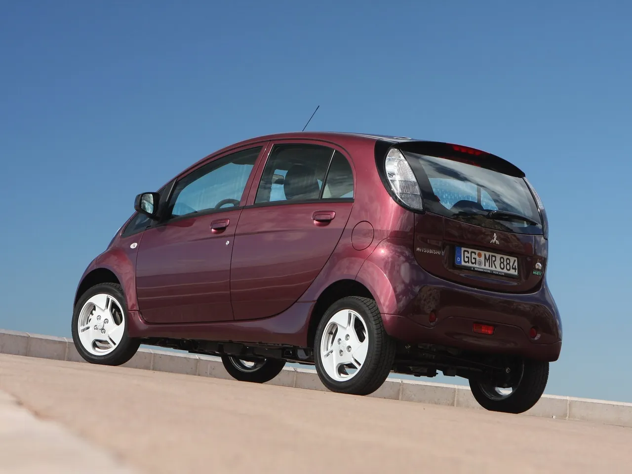 Mitsubishi i-MiEV (2011) – zadní tříčtvrteční pohled
