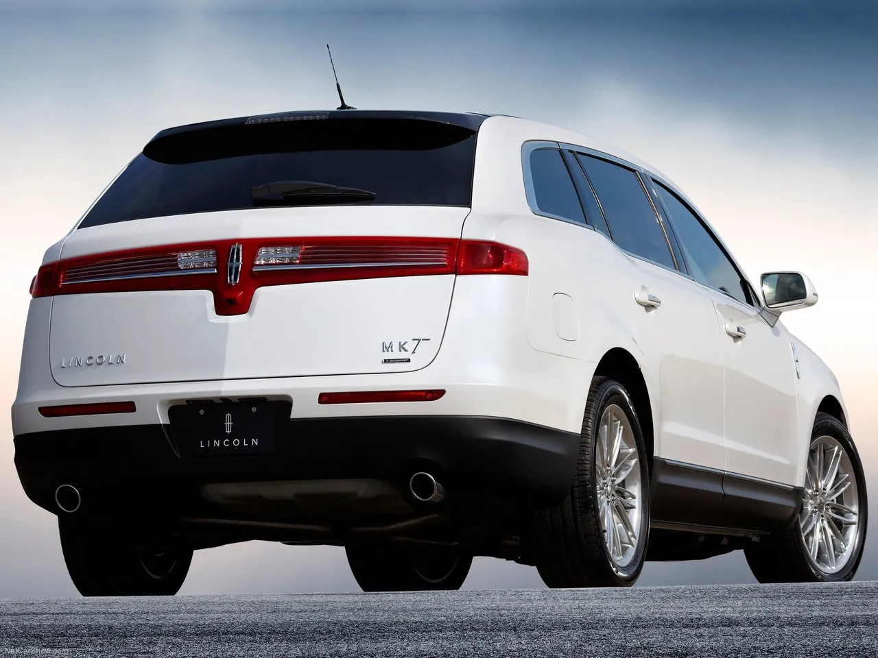 Lincoln MKT (2013) – zadní tříčtvrteční pohled