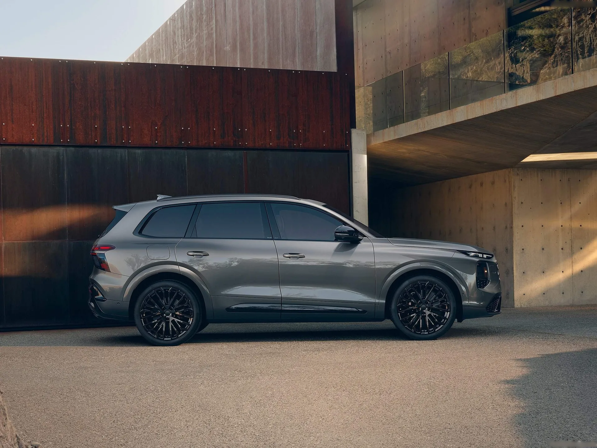 Audi SQ7 (2027) – boční profil
