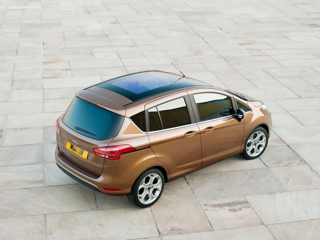Ford B-MAX (2013) – zadní tříčtvrteční pohled