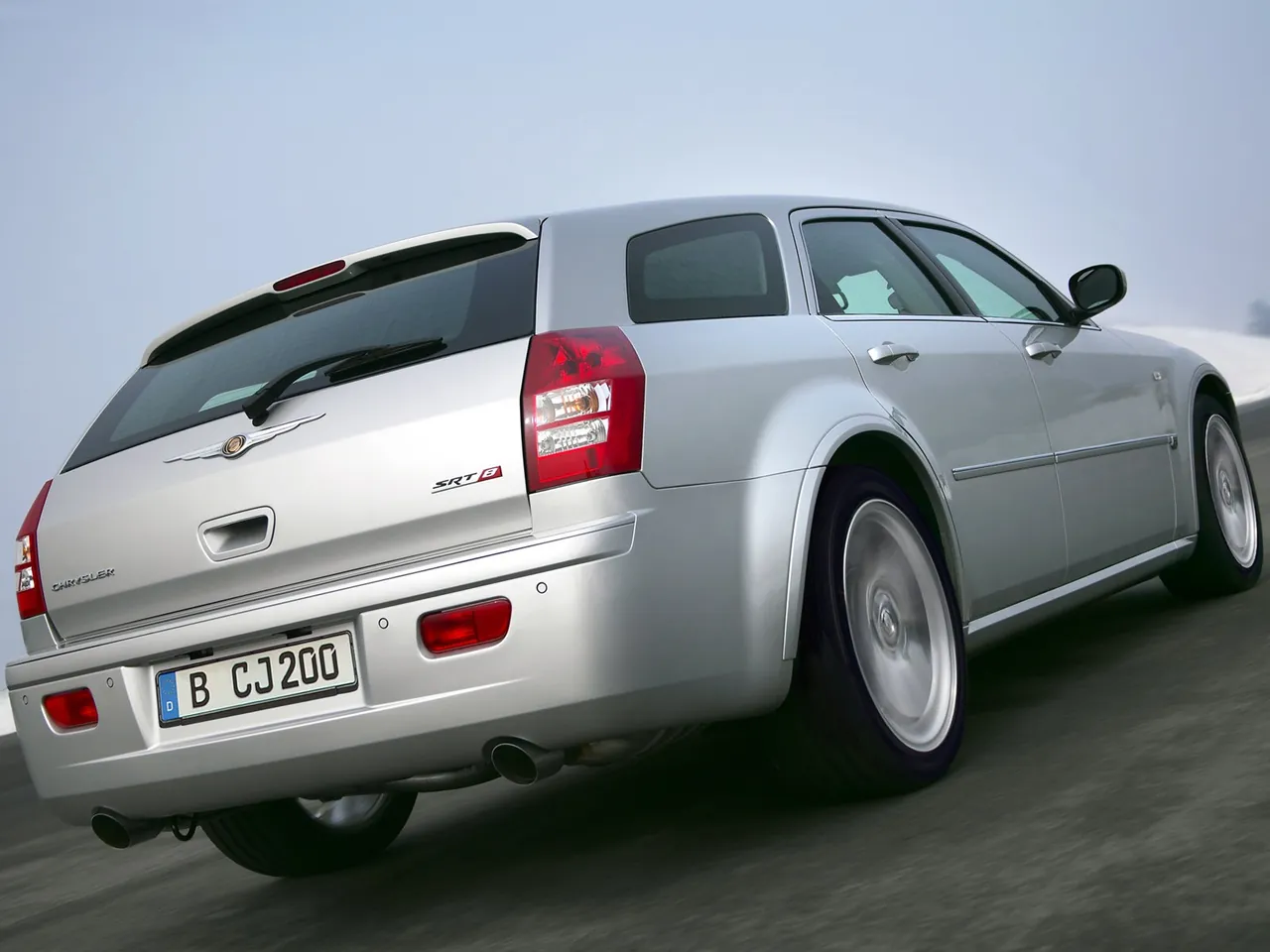 Chrysler 300C SRT8 Touring (2006) – zadní tříčtvrteční pohled
