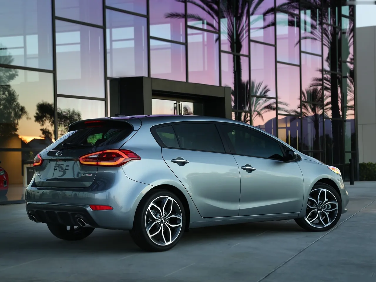 Kia Forte 5-door (2014) – zadní tříčtvrteční pohled