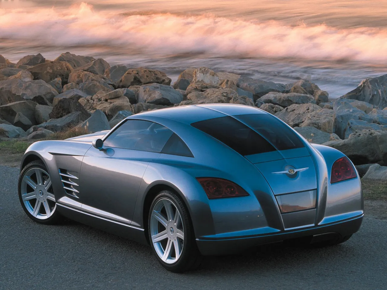 Chrysler Crossfire Concept (2001) – zadní tříčtvrteční pohled