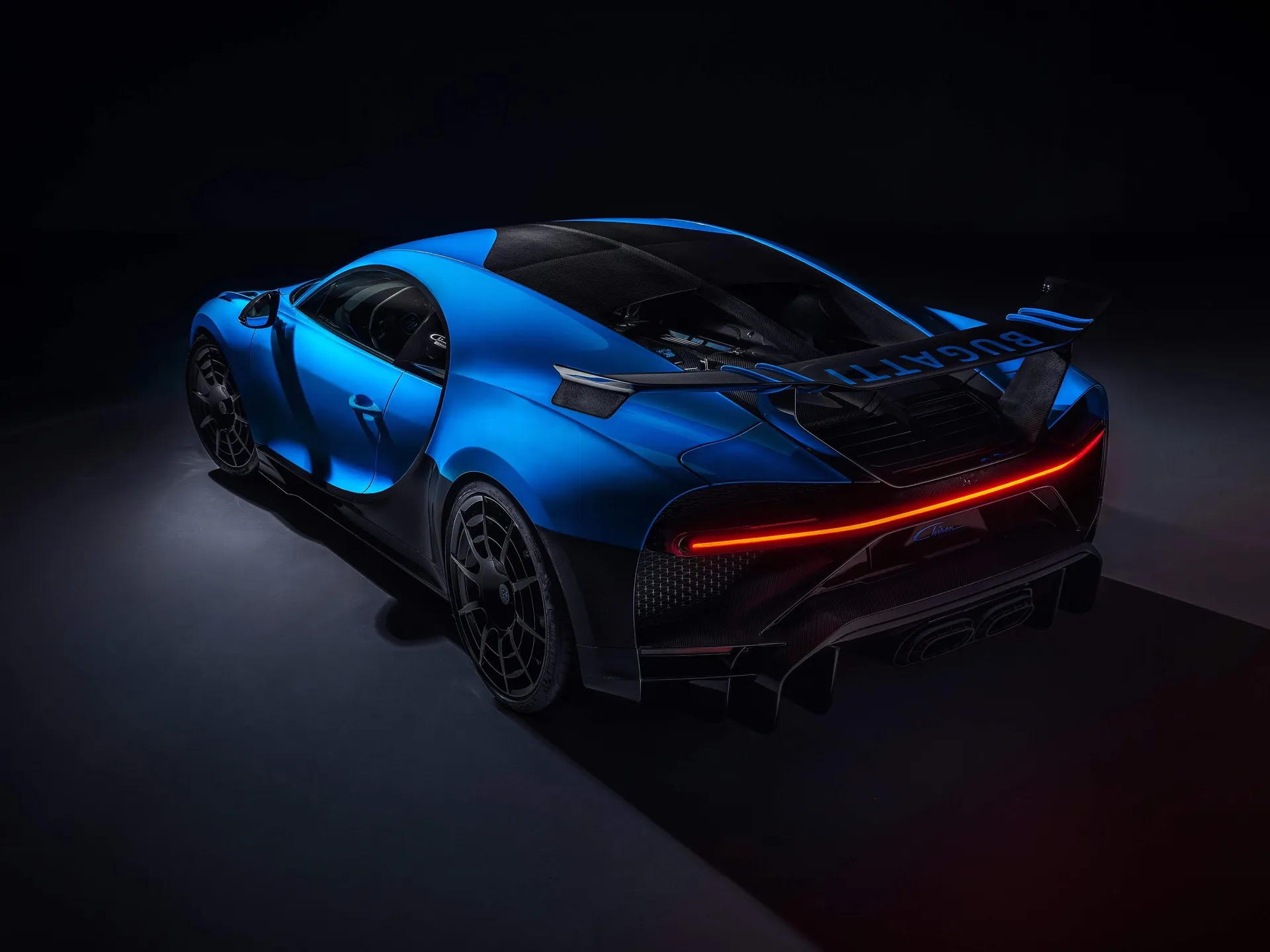 Bugatti Chiron Pur Sport (2021) – zadní tříčtvrteční pohled
