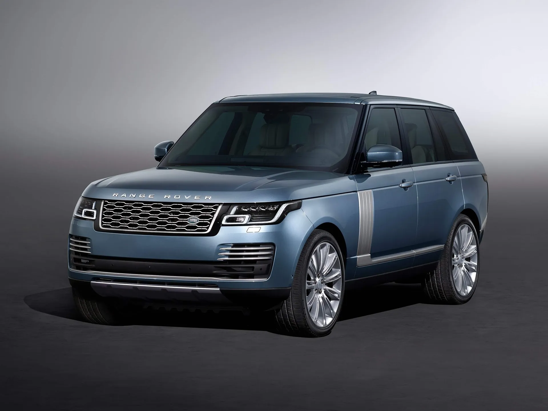 Land Rover Range Rover (2018) - Front Three-Quarter