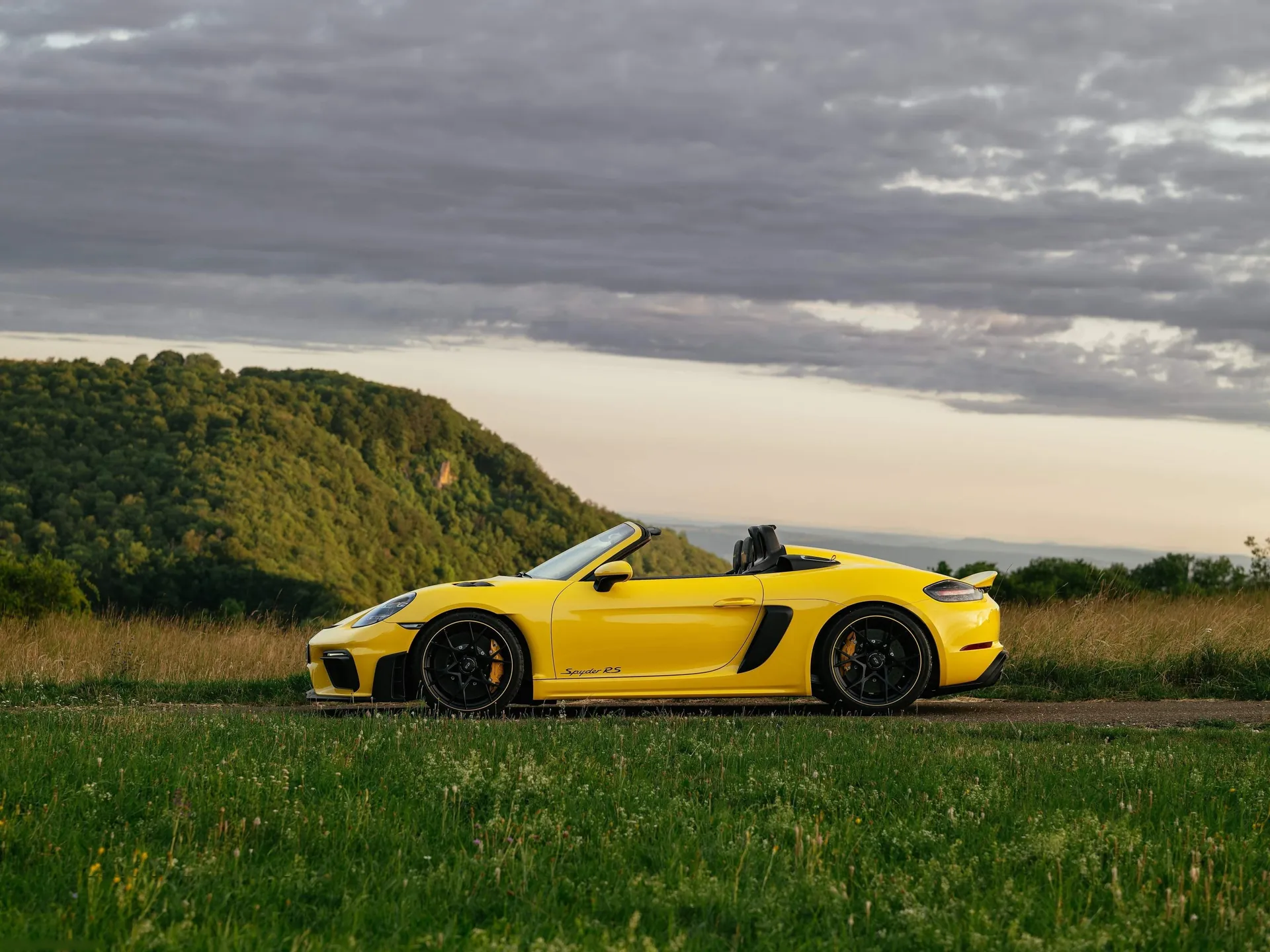 Porsche 718 Spyder RS Racing Yellow (2024) – boční profil