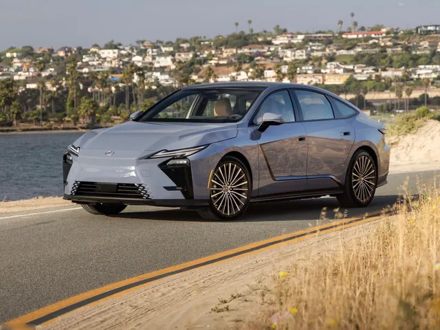 Lexus ES 350e (2026)
