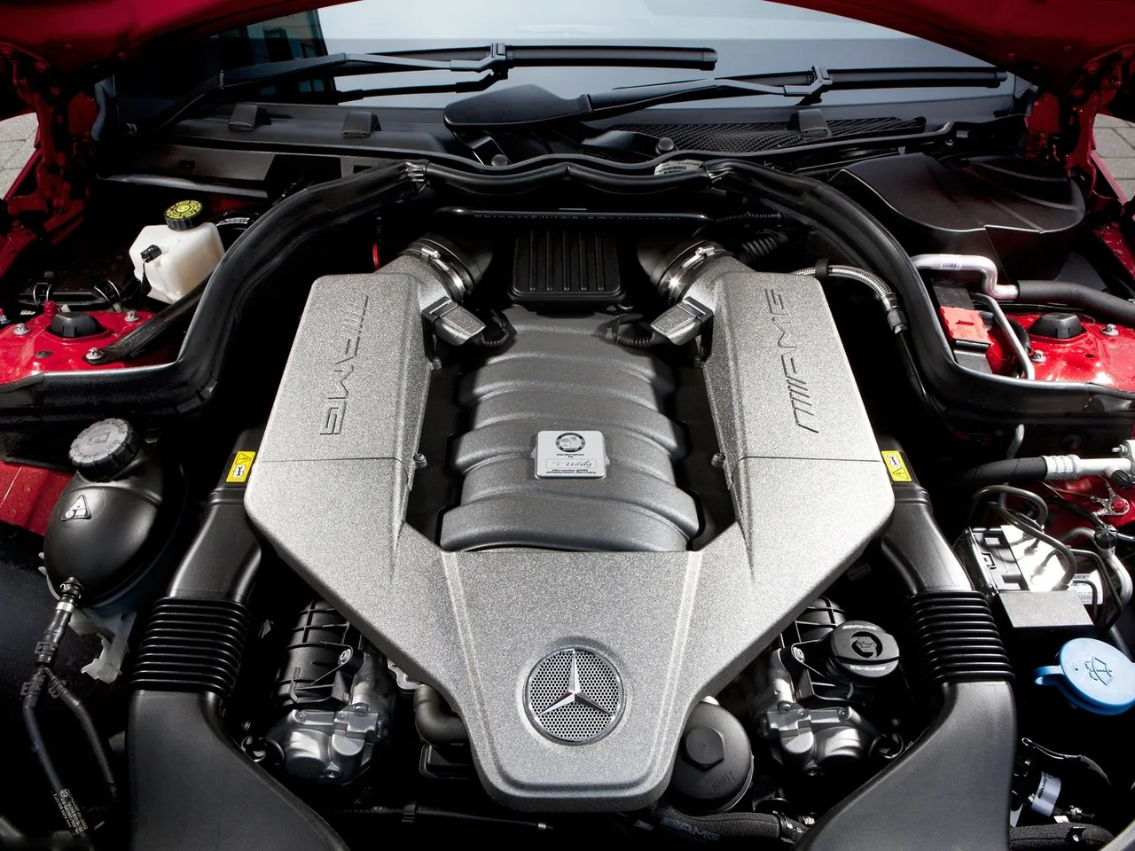Mercedes-Benz C63 AMG Coupe (2012) – motorový prostor