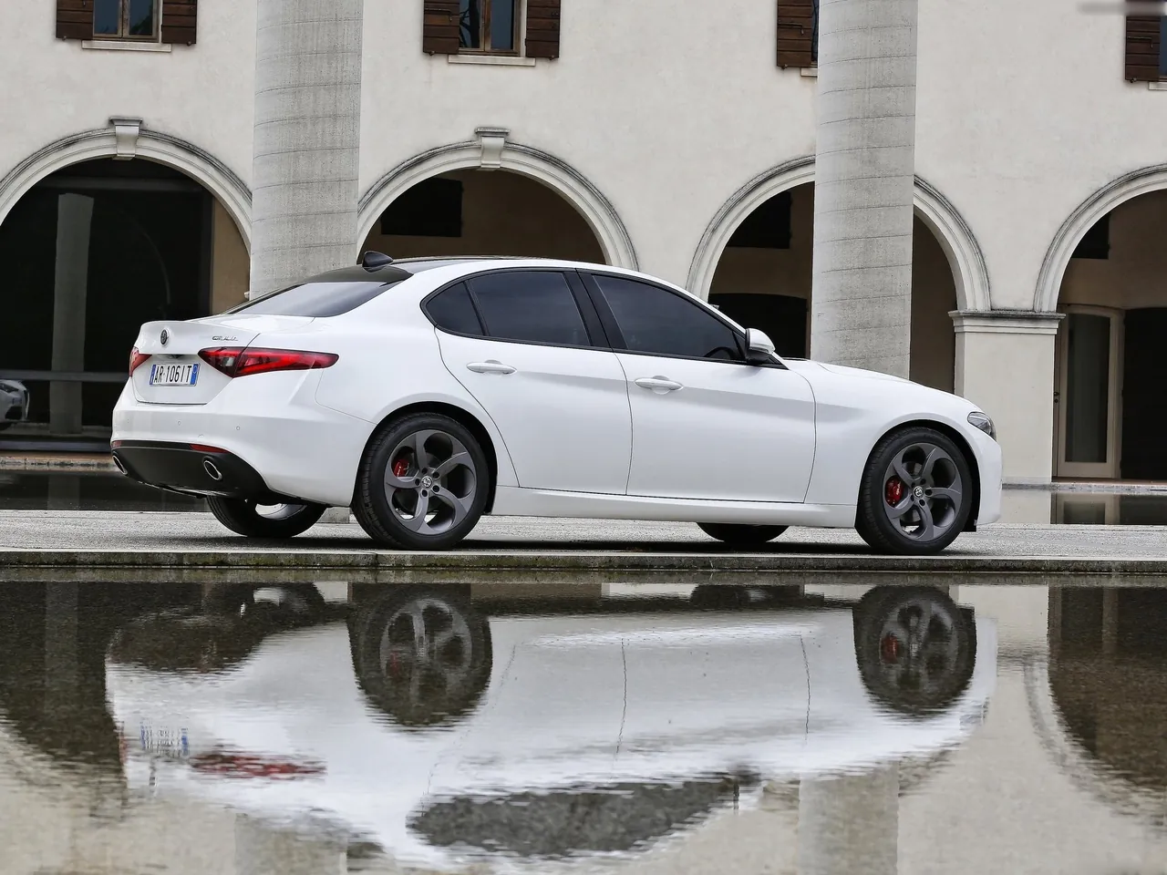 Alfa Romeo Giulia (2016) – zadní tříčtvrteční pohled