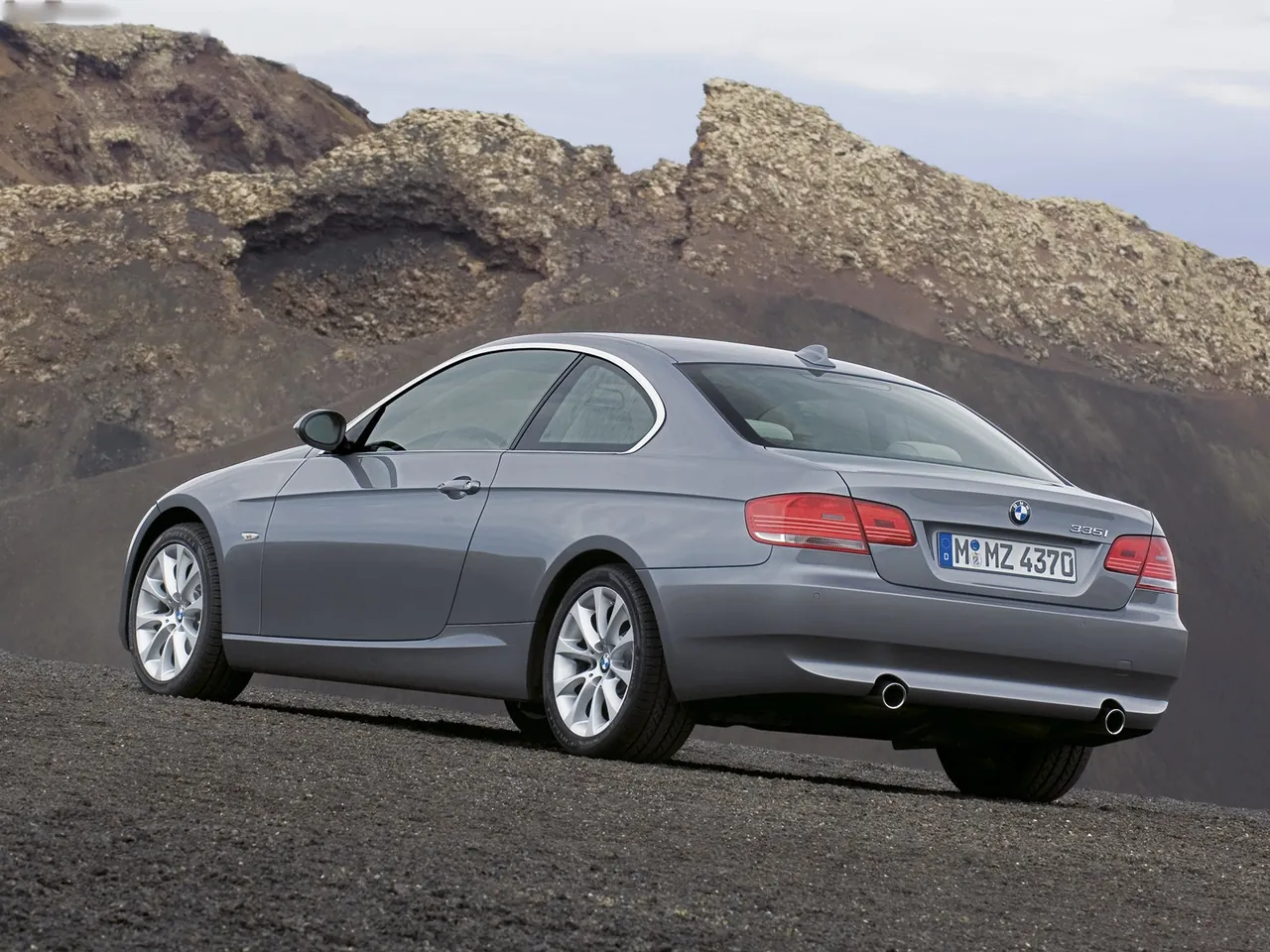 BMW 335i Coupe (2007) – zadní tříčtvrteční pohled