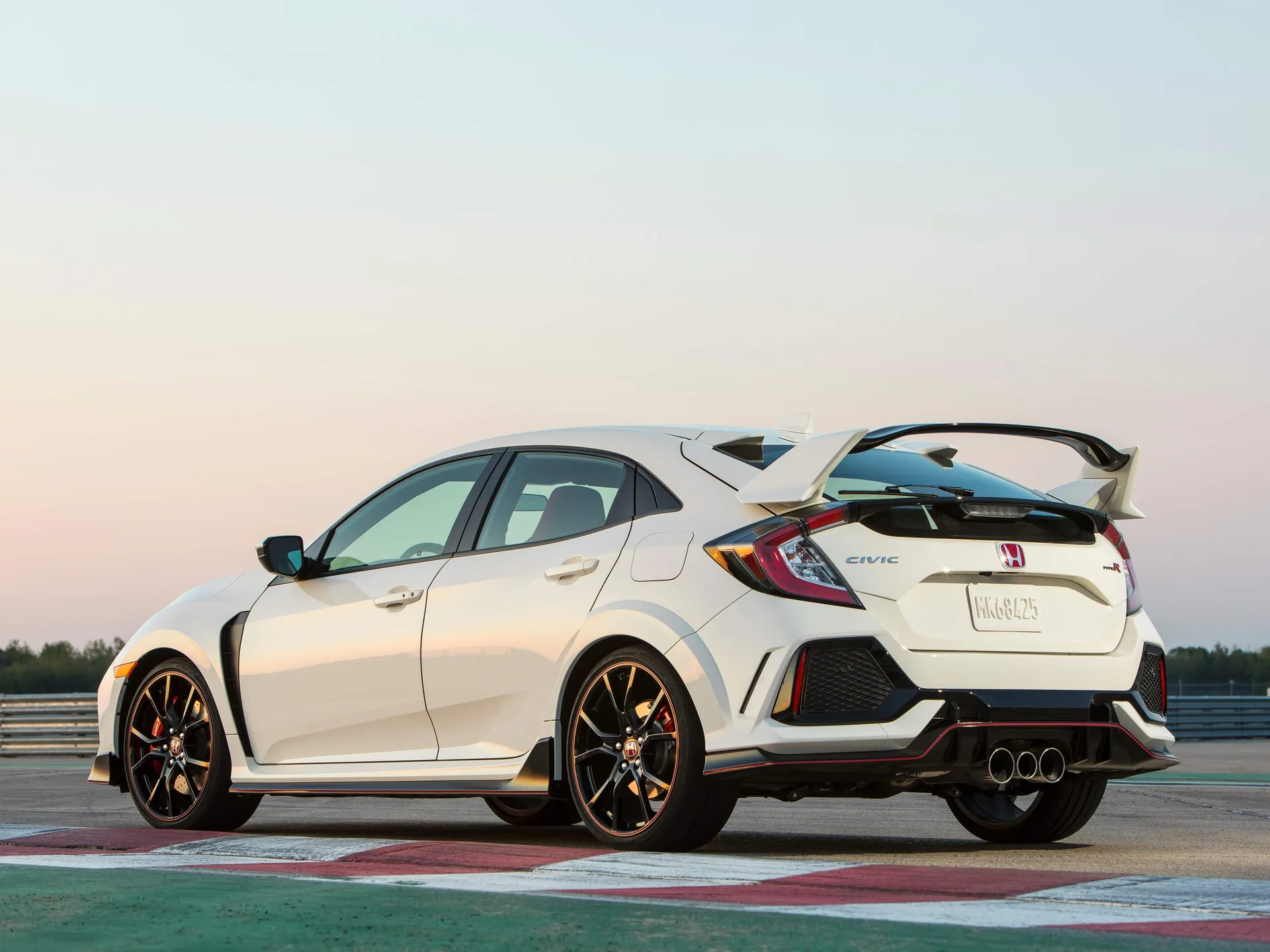 Honda Civic Type R [US] (2017) – zadní tříčtvrteční pohled