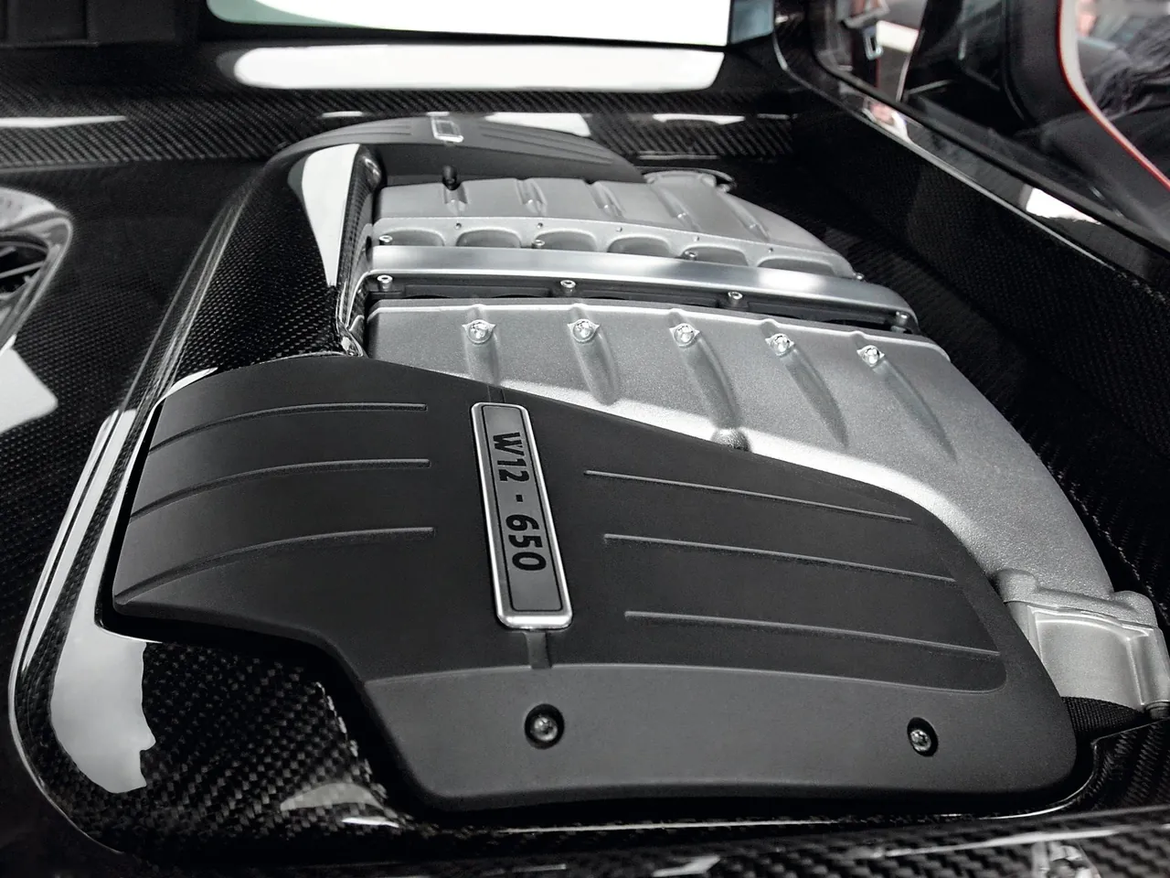 Volkswagen Golf GTI W12 650 Concept (2007) – motorový prostor