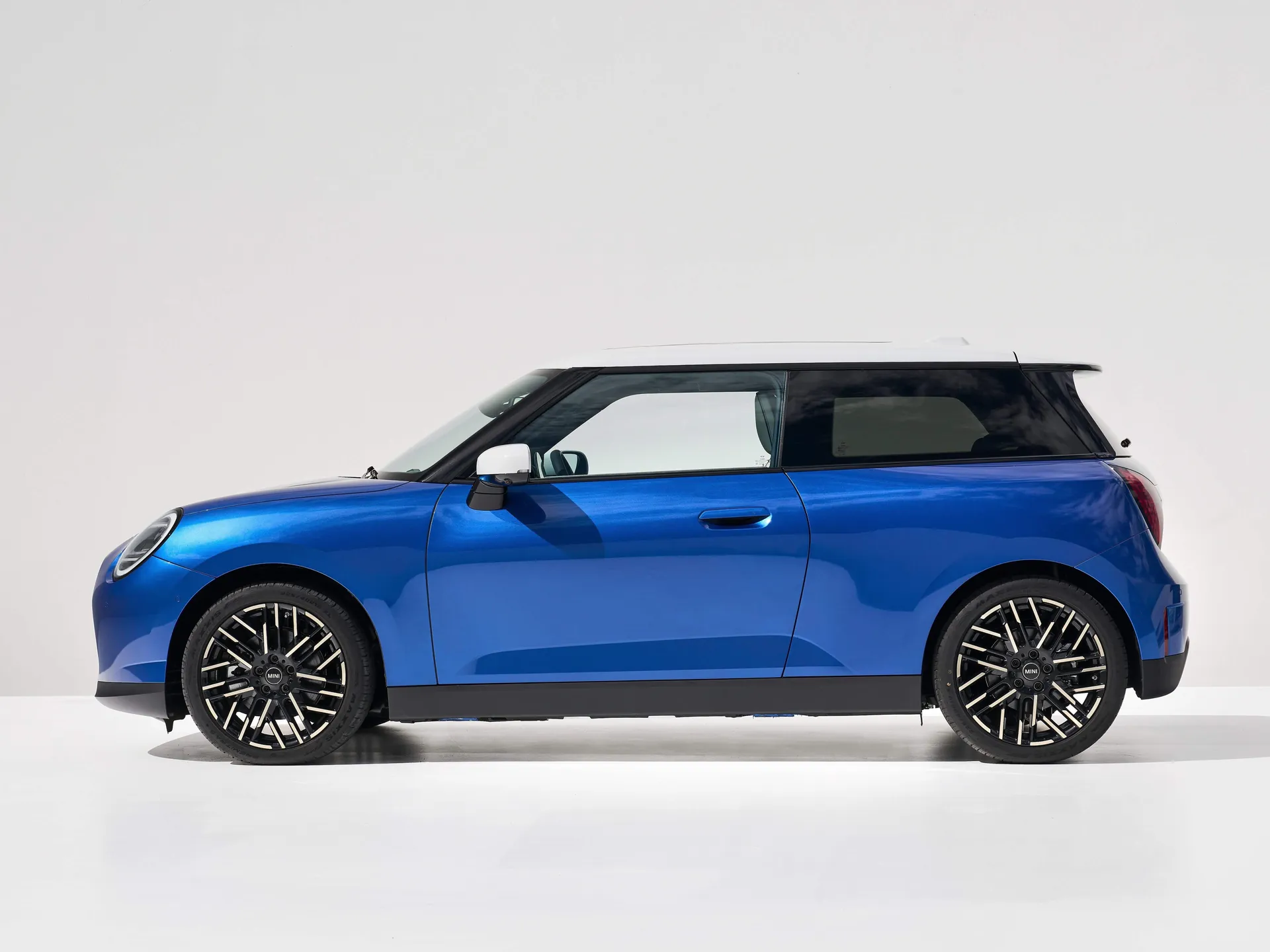 Mini Cooper SE (2024) – boční profil