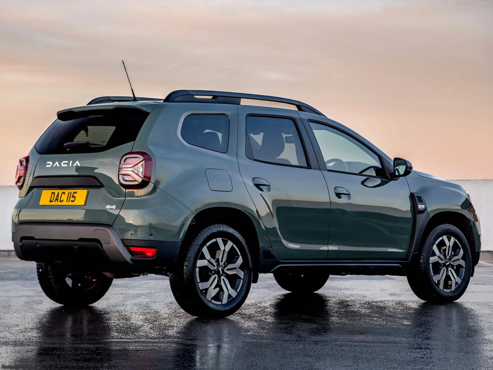Dacia Duster [UK] (2023) – zadní tříčtvrteční pohled