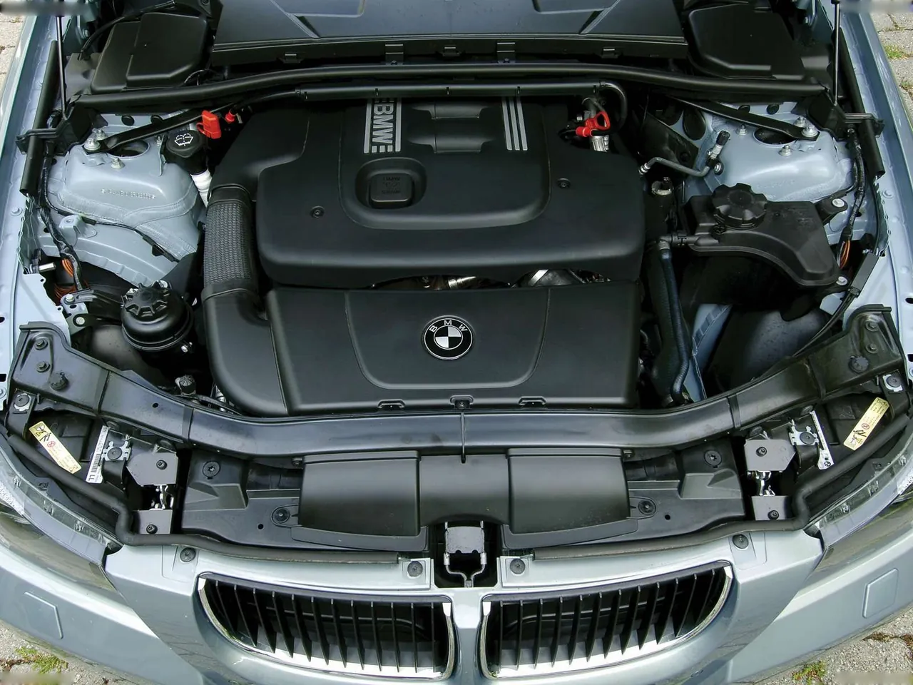 BMW 320d Touring (2006) – motorový prostor