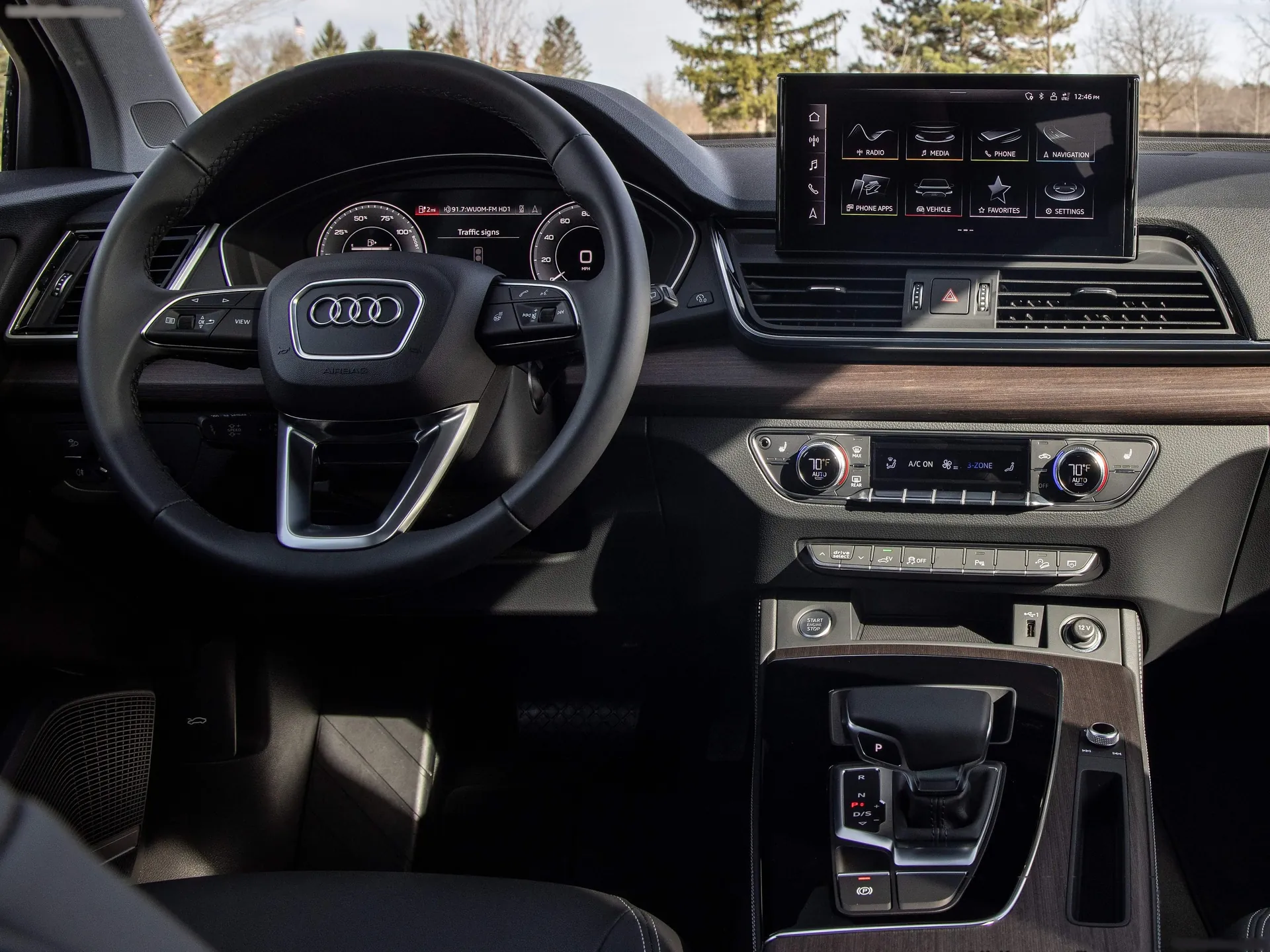 Audi Q5 [US] (2021) – interiér