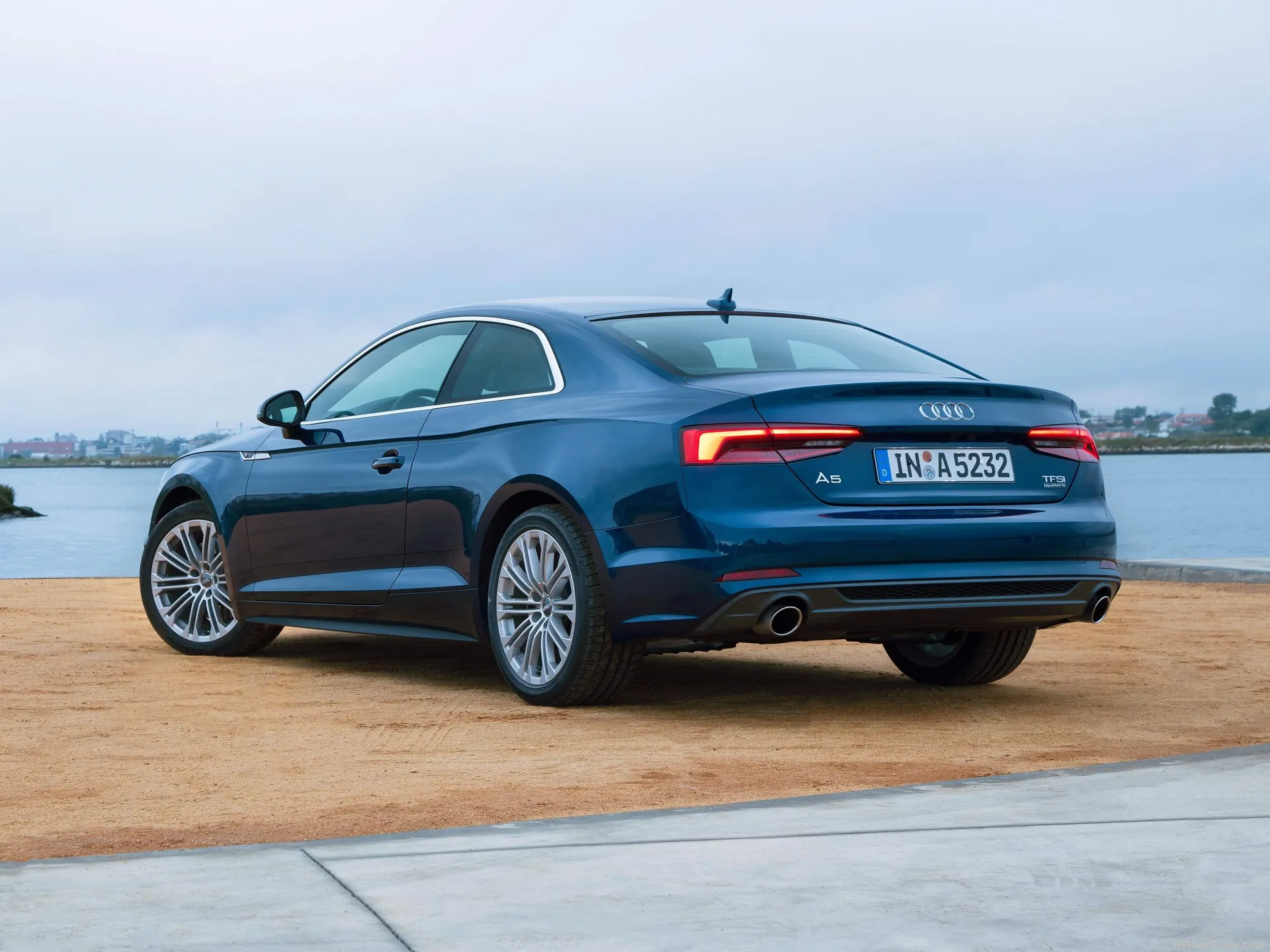 Audi A5 Coupe (2017) – zadní tříčtvrteční pohled