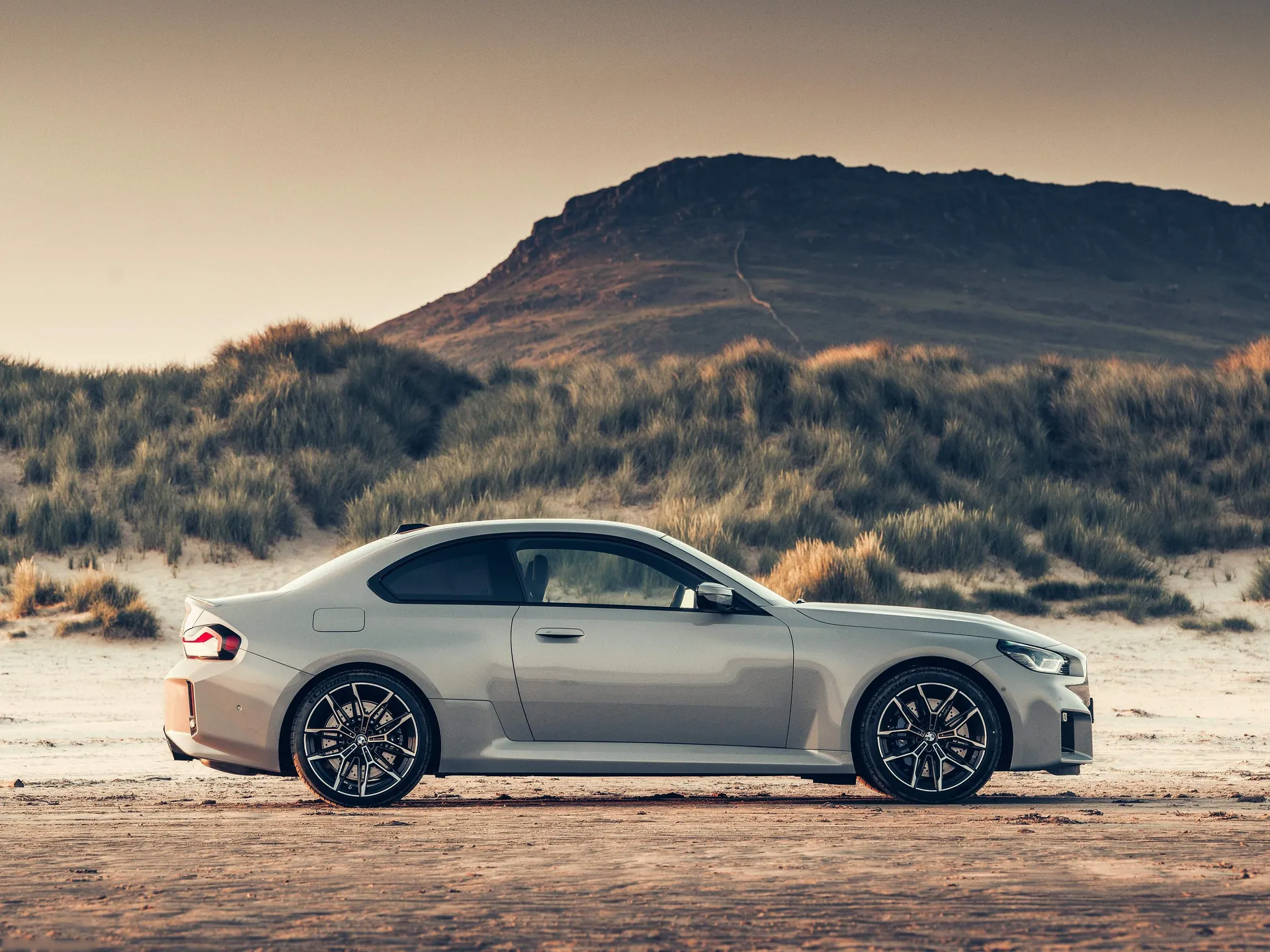 BMW M2 [UK] (2023) – boční profil