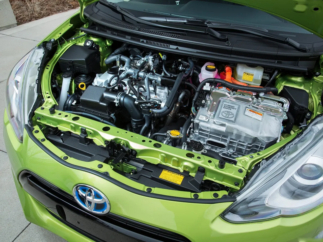 Toyota Prius c (2015) - Engine Bay