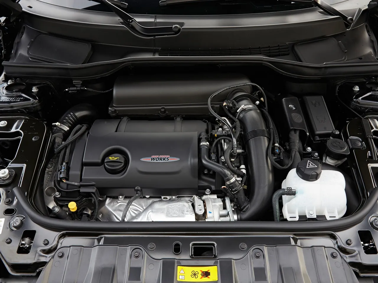 Mini Paceman John Cooper Works (2014) – motorový prostor