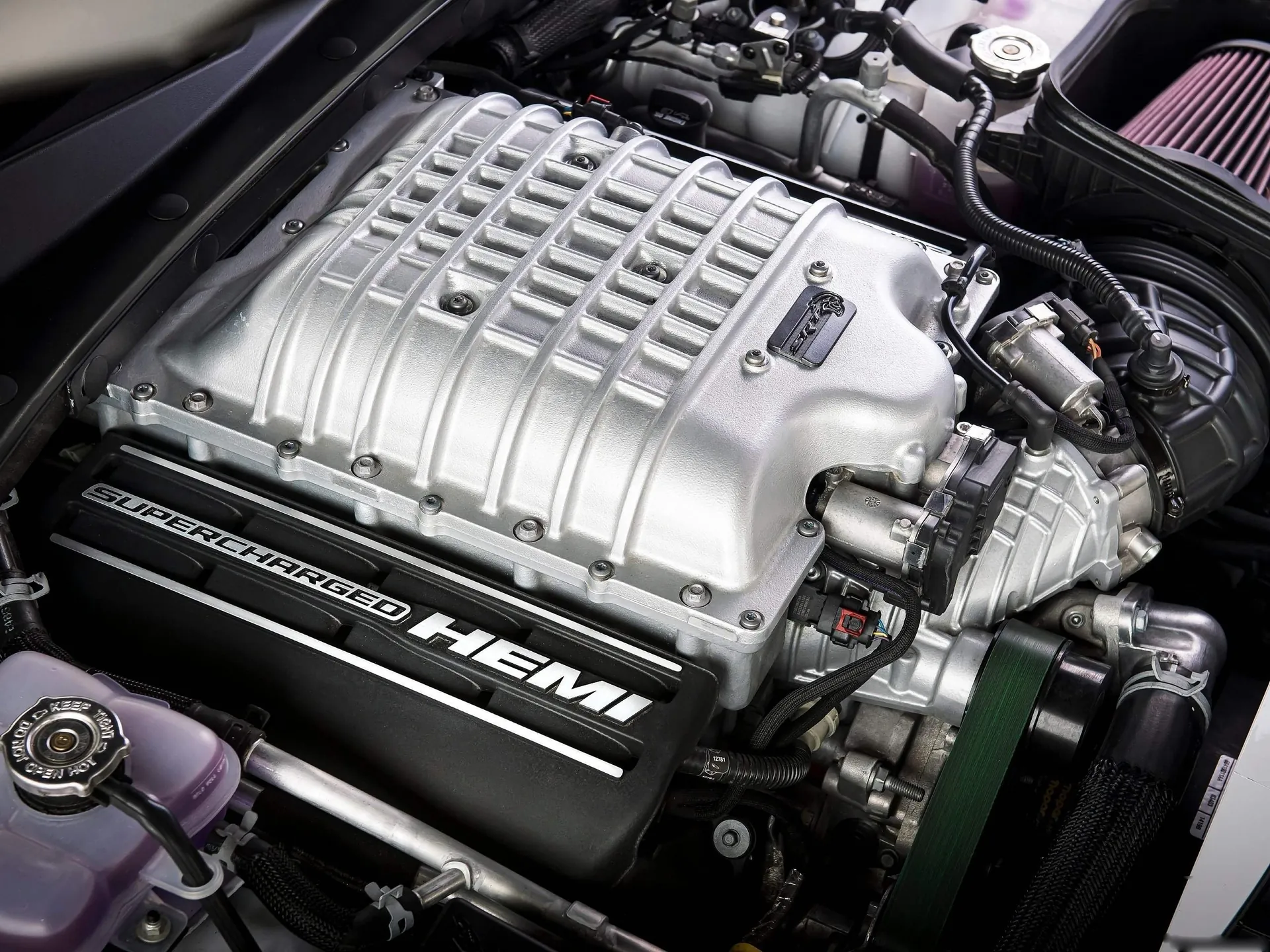 Dodge Charger SRT Hellcat Redeye (2021) – motorový prostor
