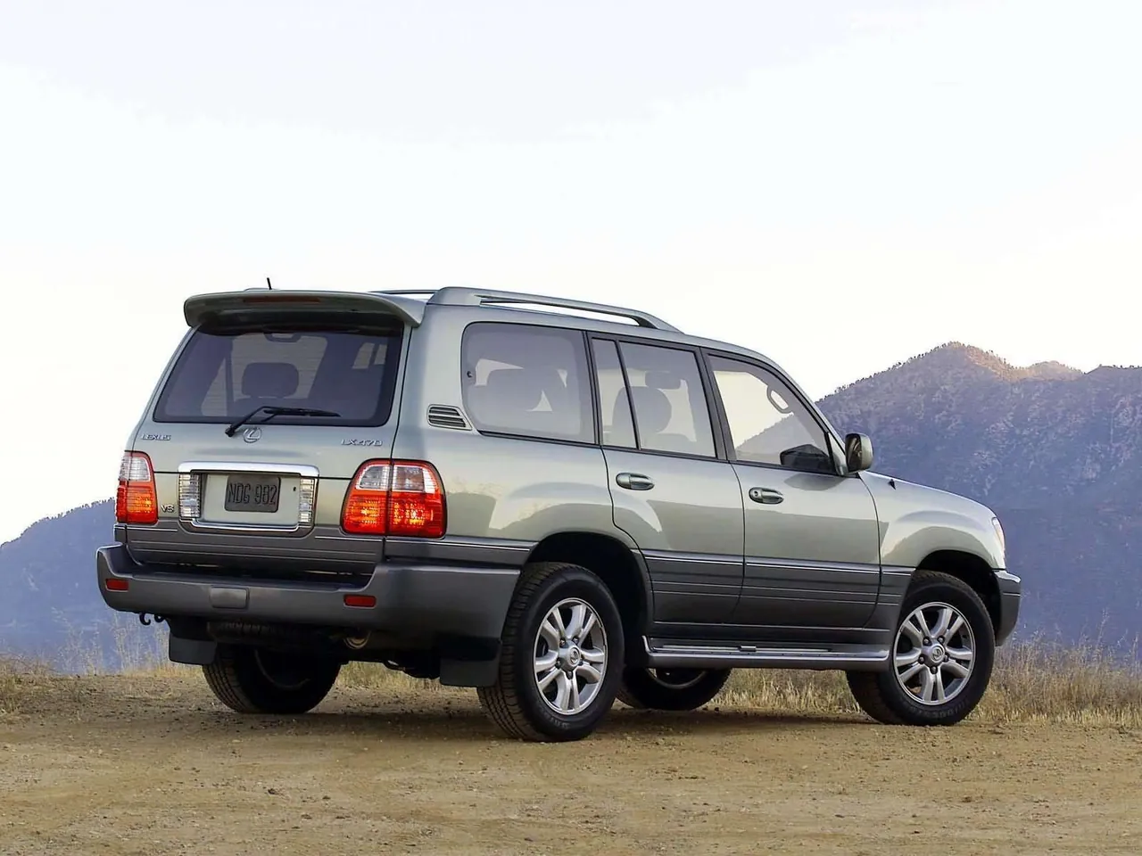 Lexus LX470 (2003) – zadní tříčtvrteční pohled