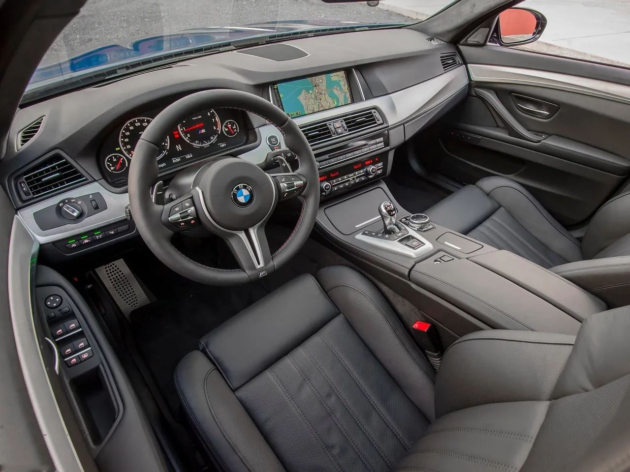 BMW M5 (2014) – interiér