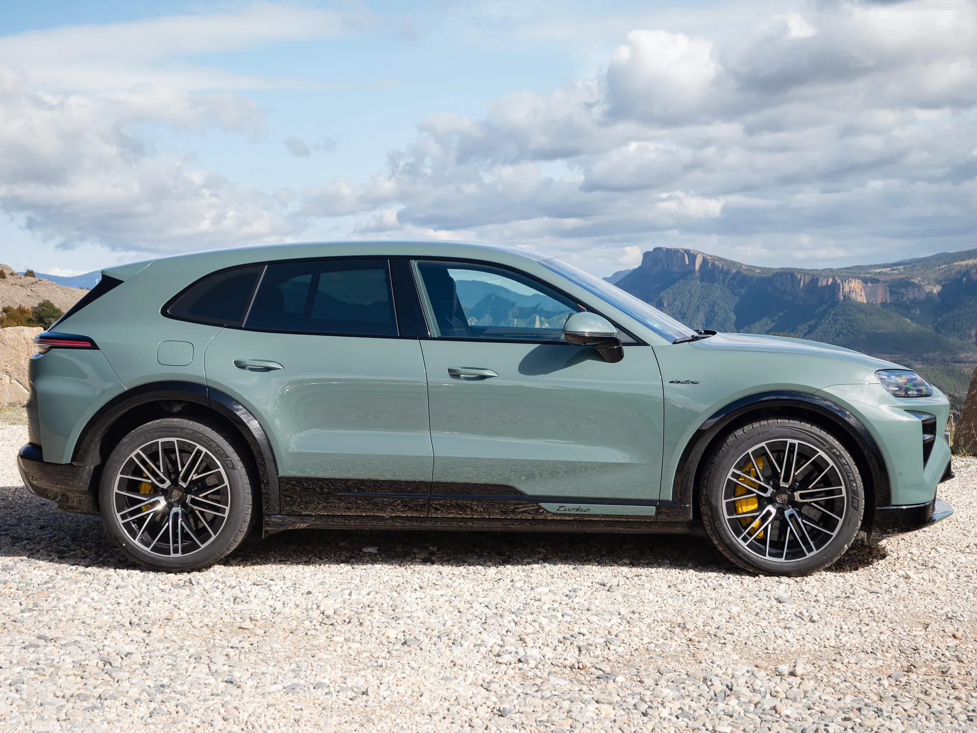 Porsche Cayenne Turbo Electric (2026) – boční profil