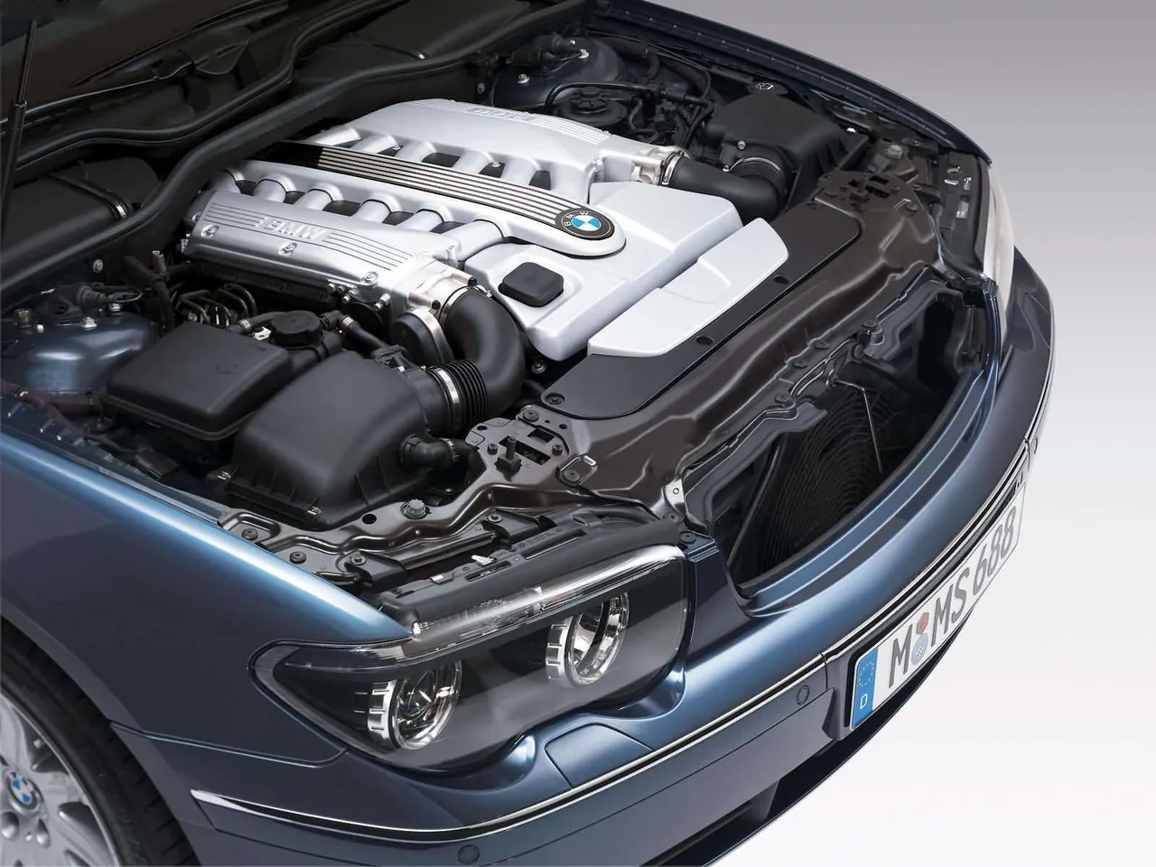 BMW 760Li E66 (2003) – motorový prostor