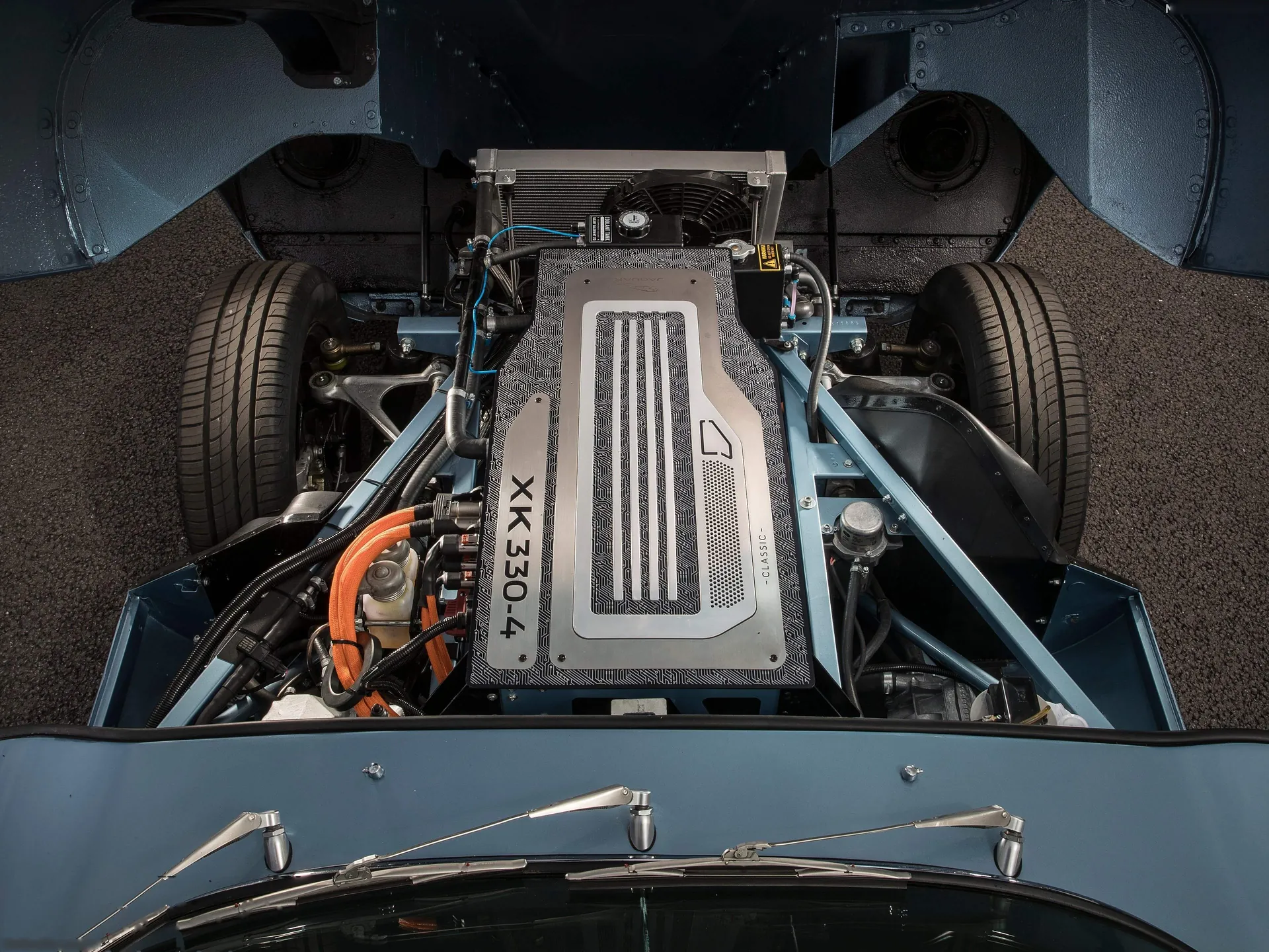 Jaguar E-Type Zero Concept (2017) – motorový prostor