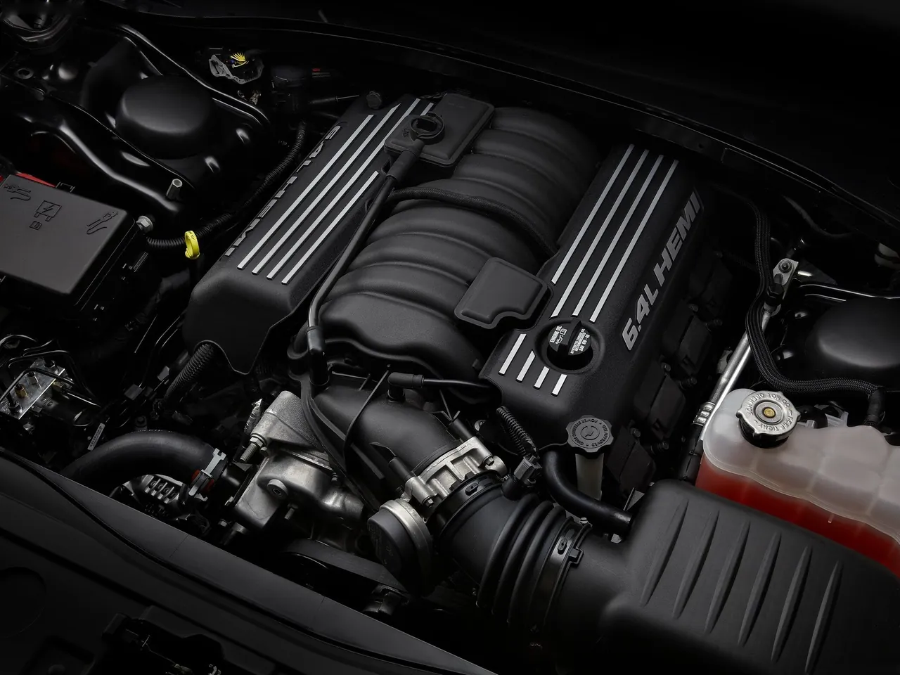 Chrysler 300 SRT8 (2012) – motorový prostor