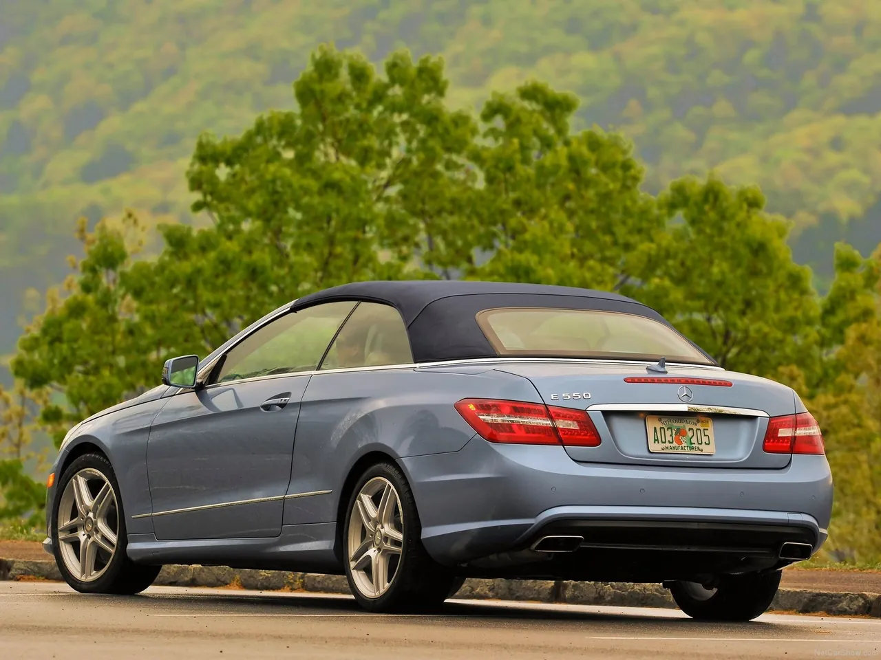 Mercedes-Benz E550 Cabriolet (2011) – zadní tříčtvrteční pohled