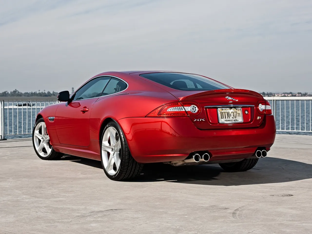 Jaguar XKR (2012) – zadní tříčtvrteční pohled
