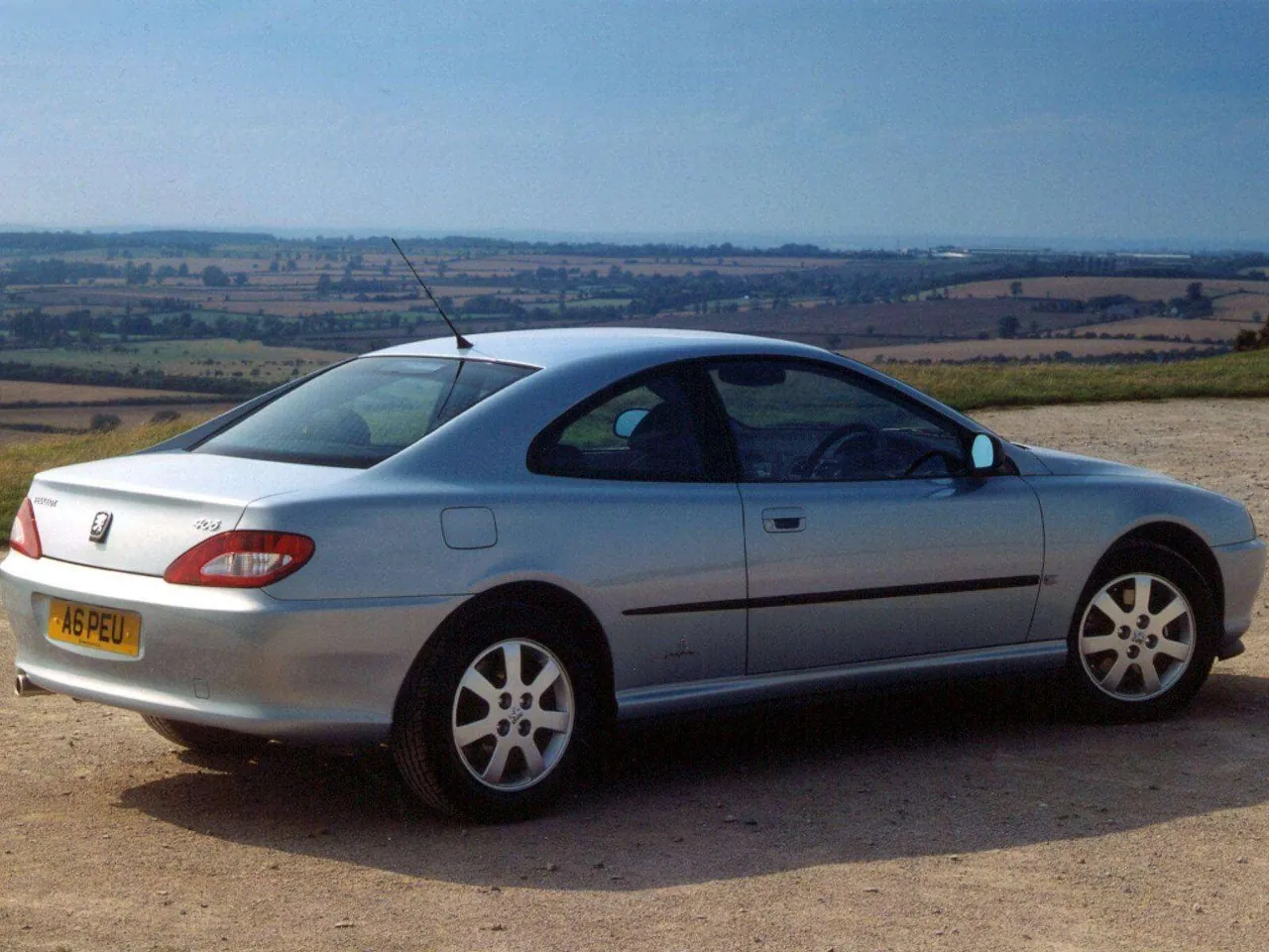 Peugeot 406 Coupe (2001) – zadní tříčtvrteční pohled