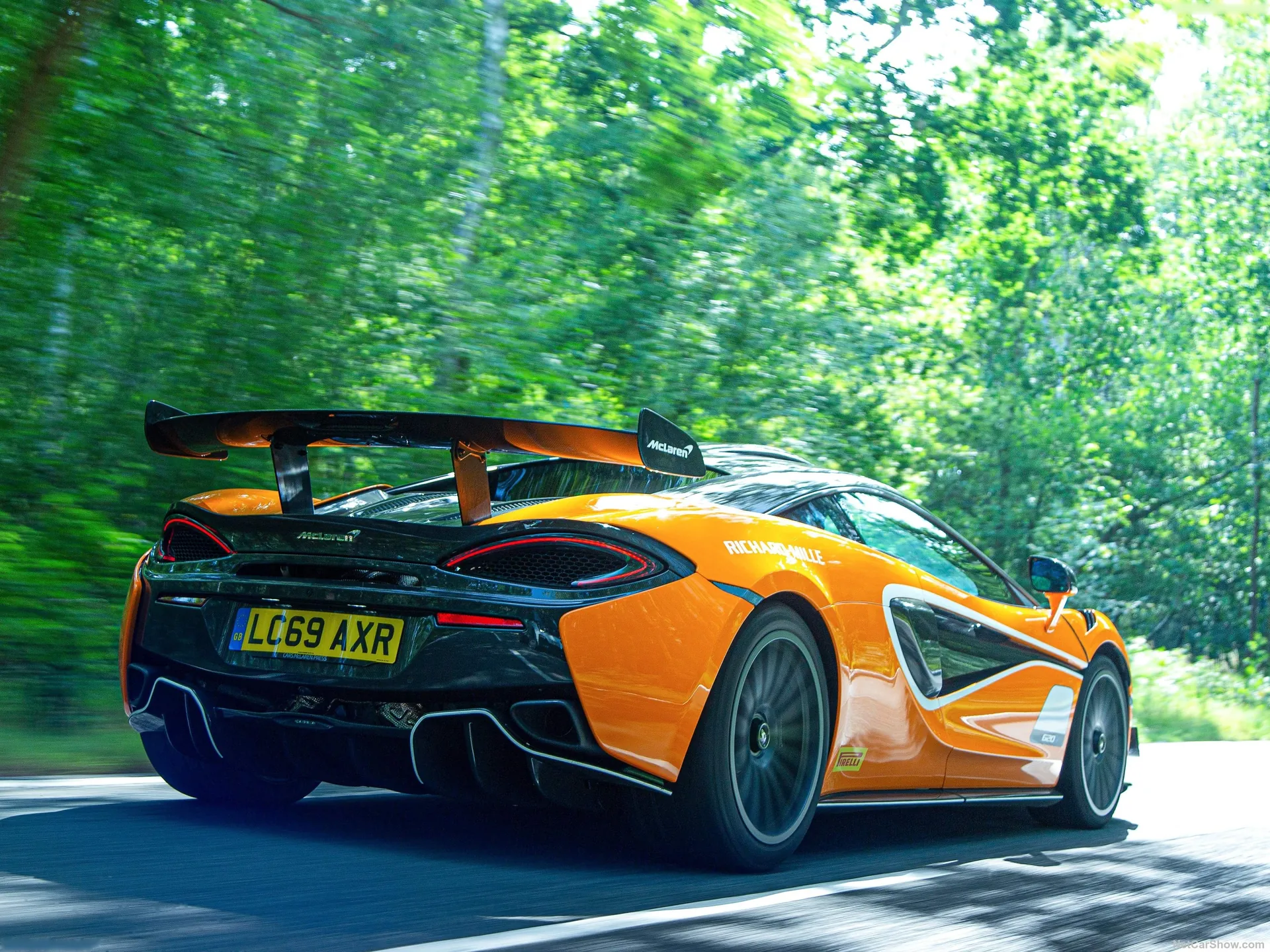 McLaren 620R (2020) – zadní tříčtvrteční pohled