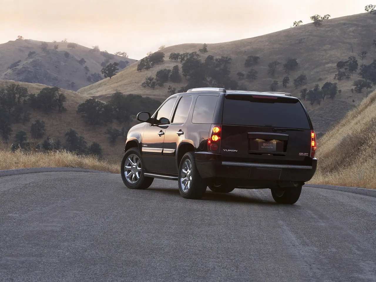 GMC Yukon Denali (2007) – zadní tříčtvrteční pohled