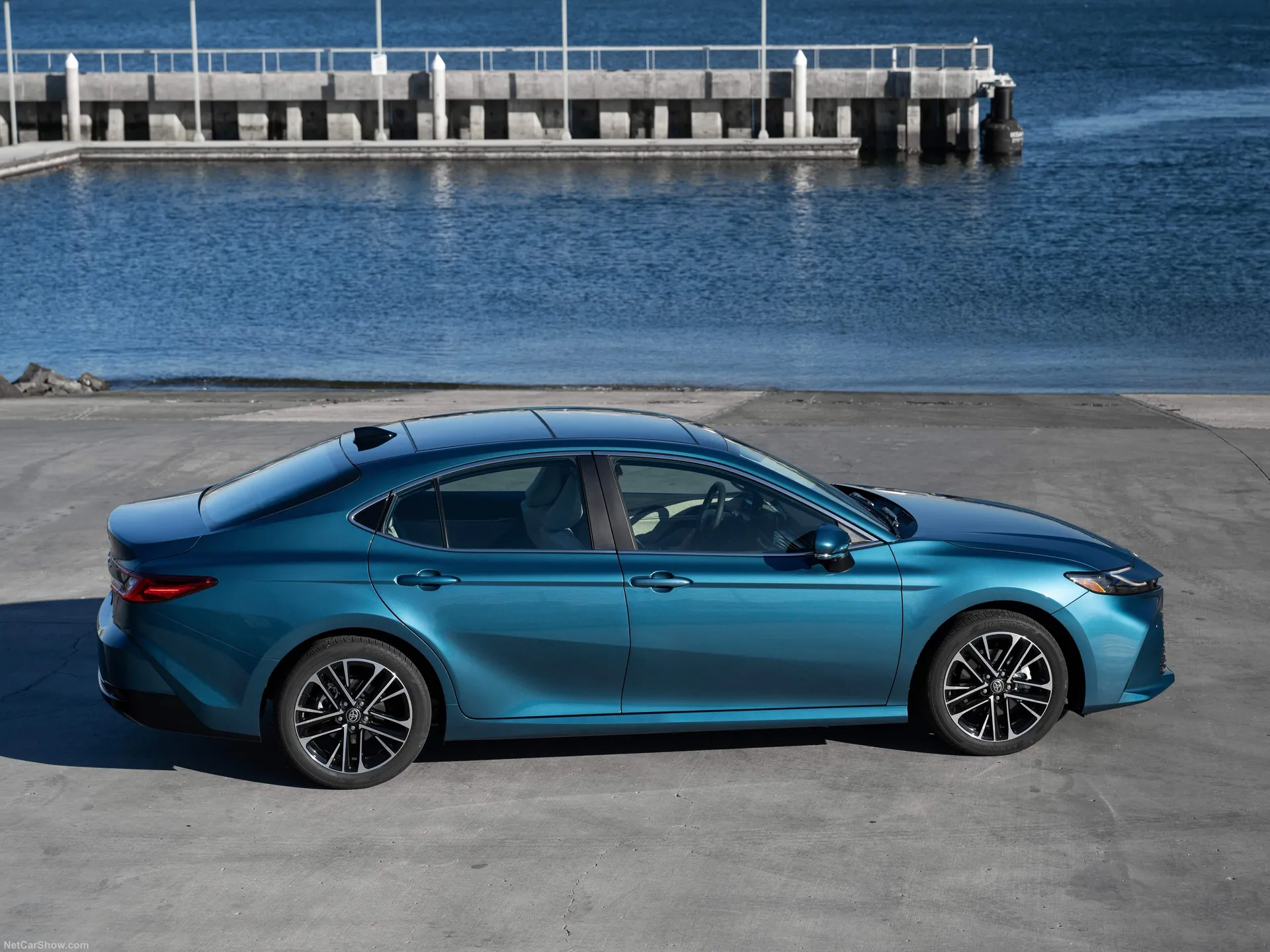 Toyota Camry Hybrid (2025) – boční profil