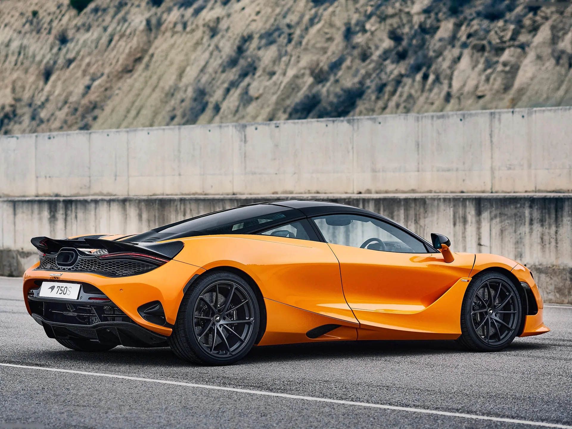 McLaren 750S (2024) – zadní tříčtvrteční pohled