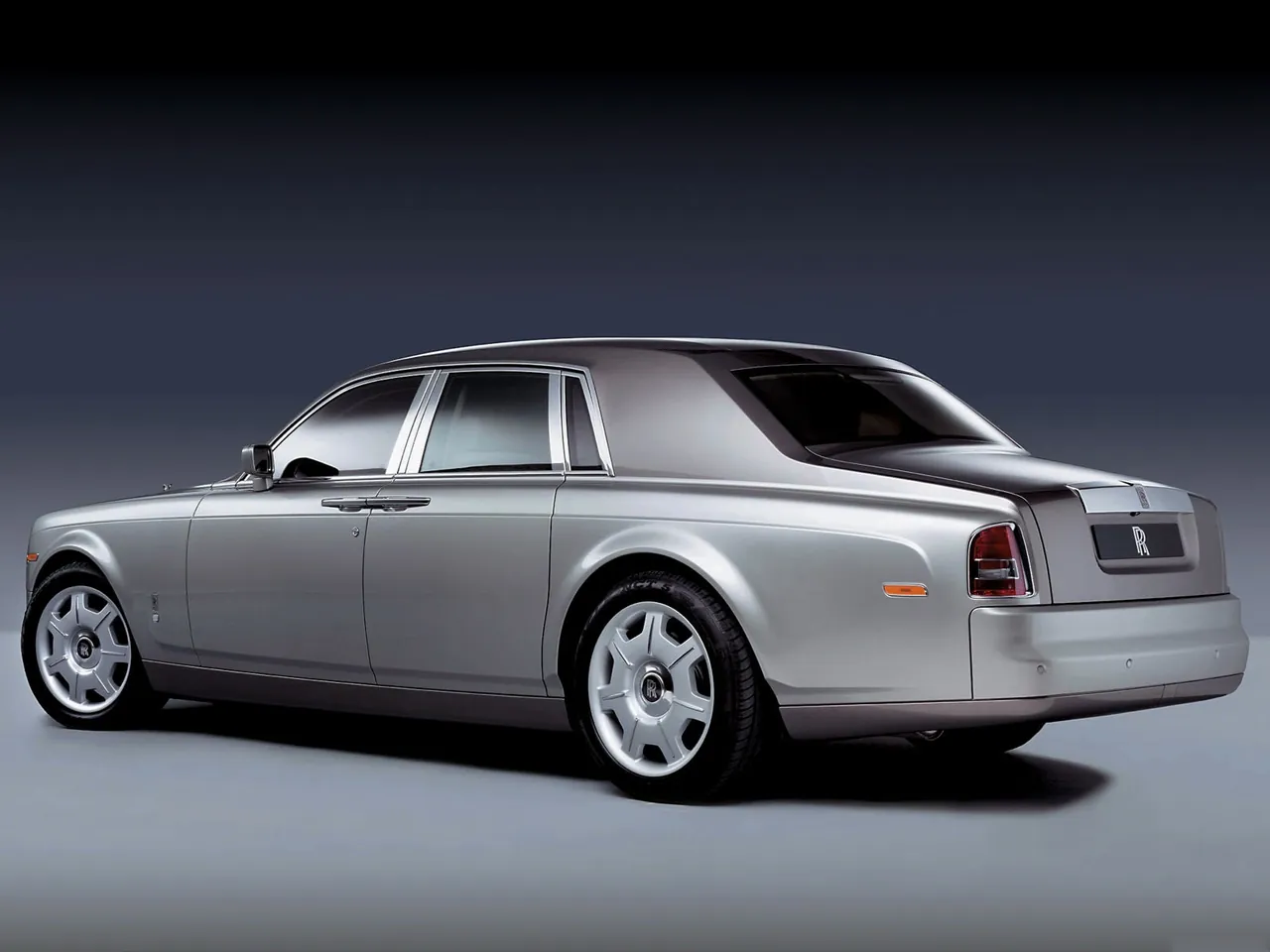 Rolls-Royce Phantom (2003) – zadní tříčtvrteční pohled