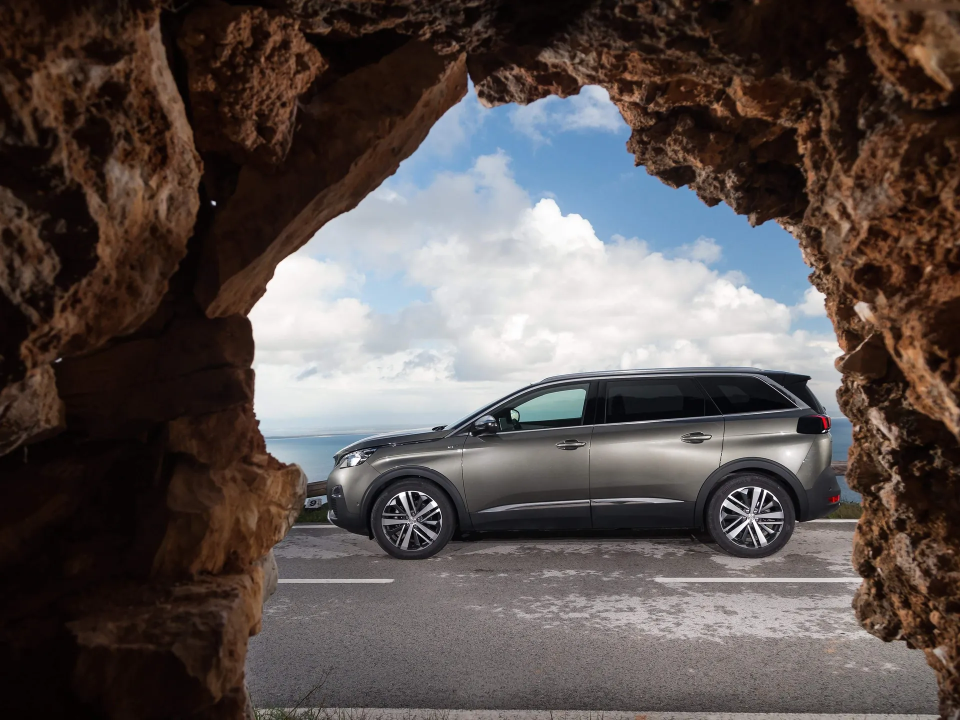 Peugeot 5008 (2017) – boční profil