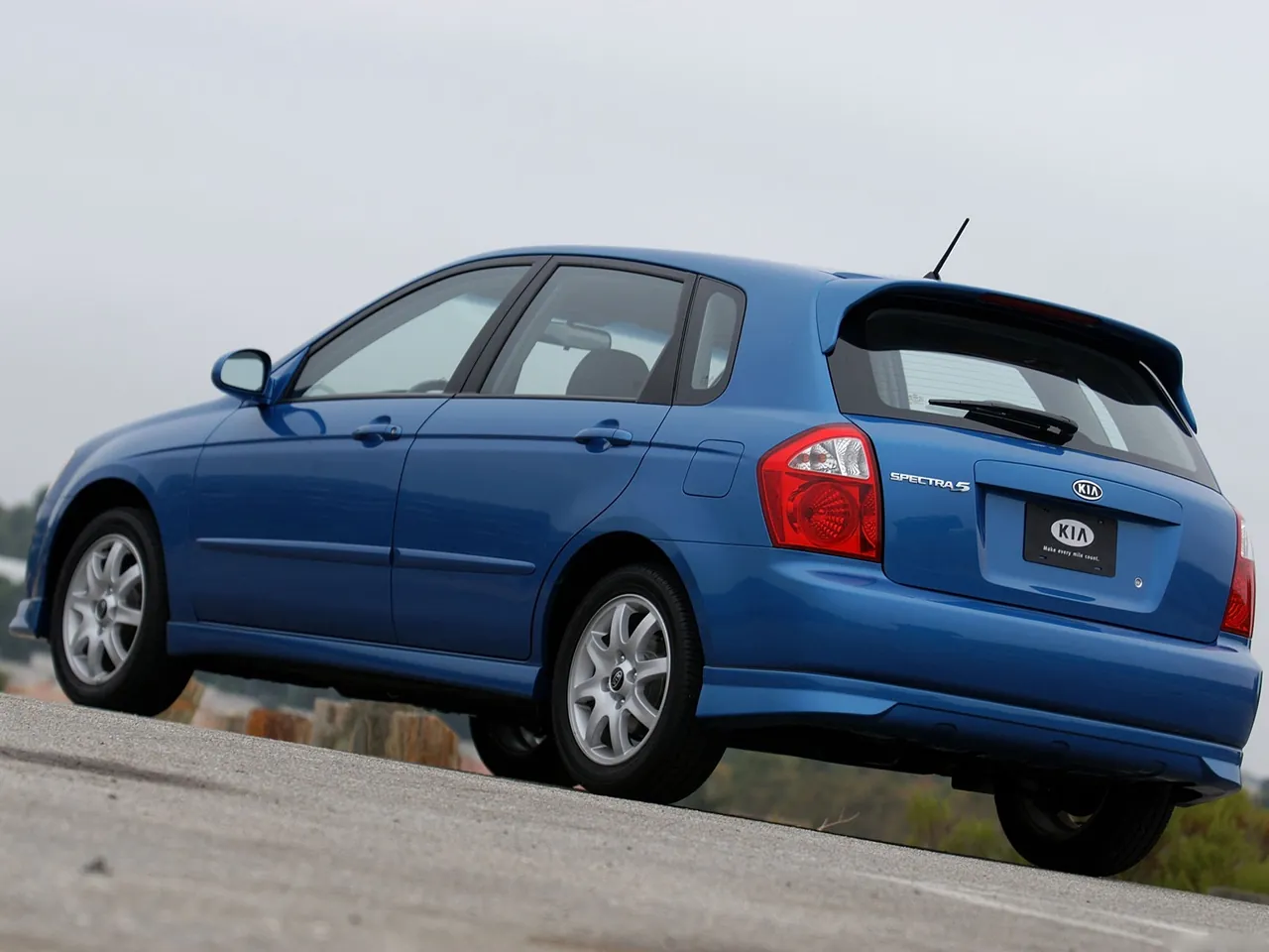 Kia Spectra5 (2006) – zadní tříčtvrteční pohled