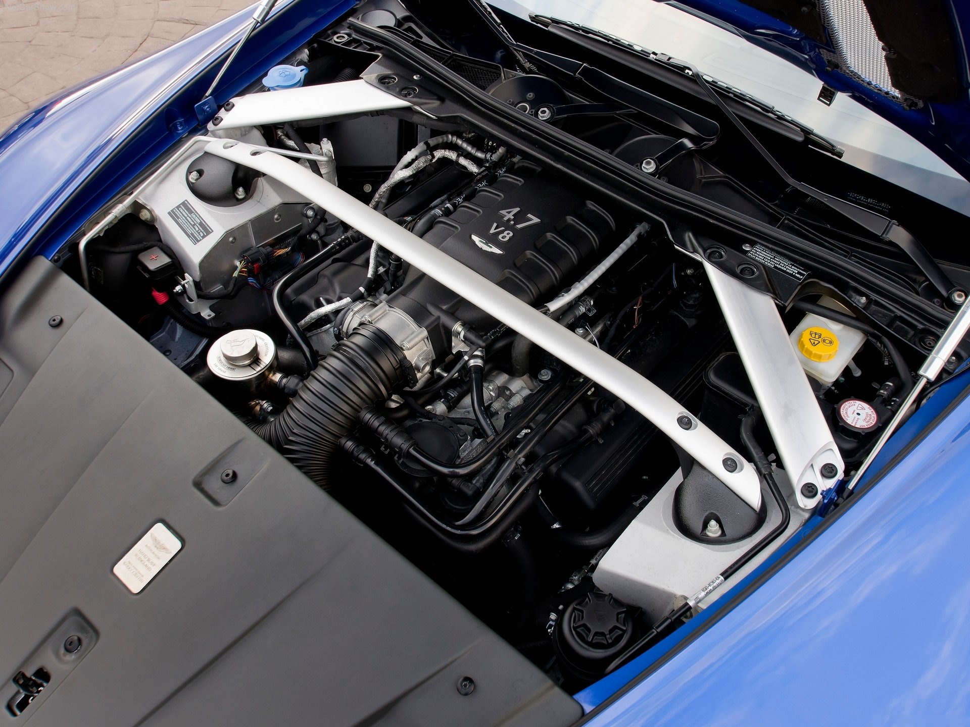 Aston Martin V8 Vantage S (2012) – motorový prostor