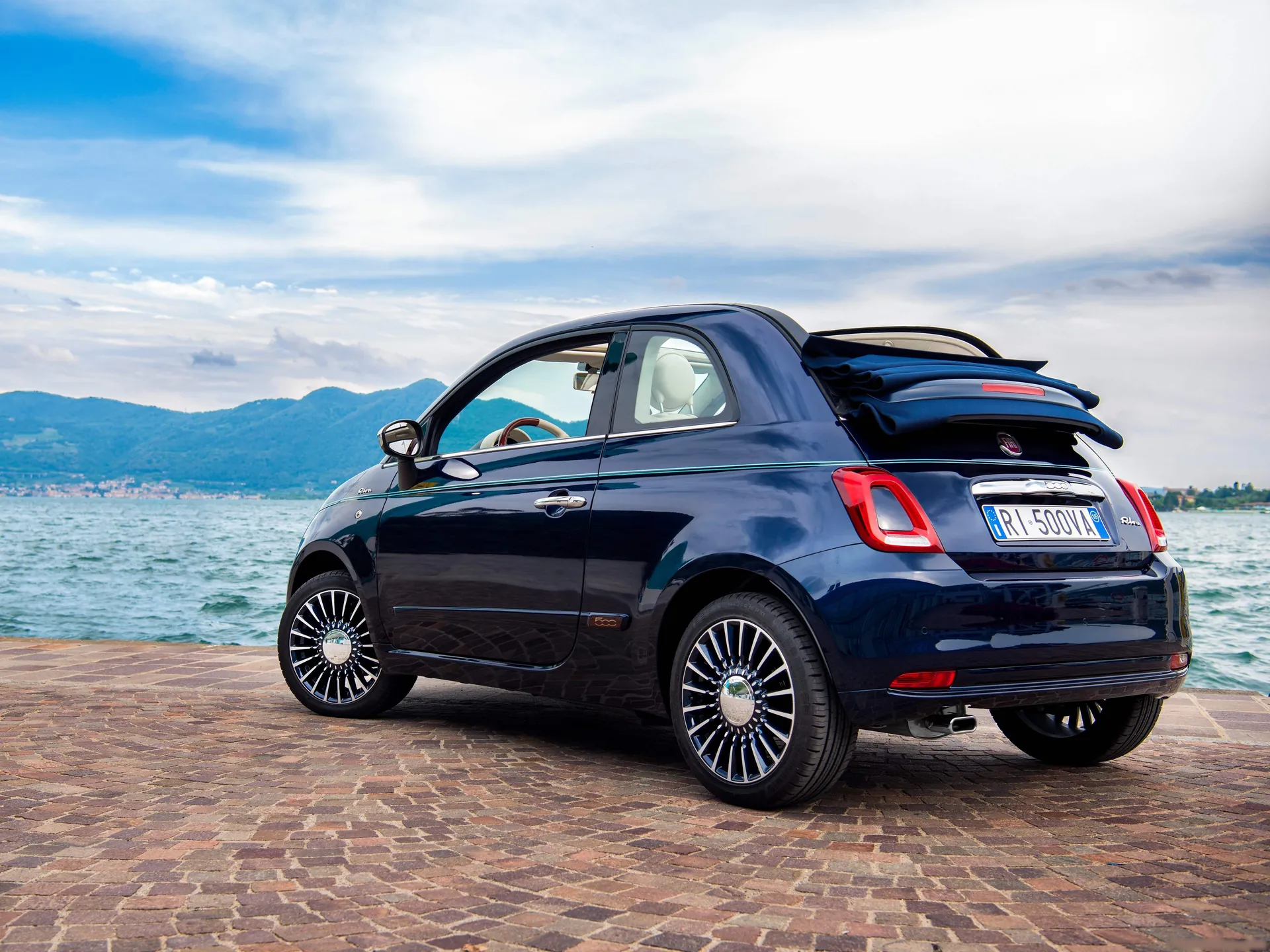 Fiat 500 Riva (2017) – zadní tříčtvrteční pohled