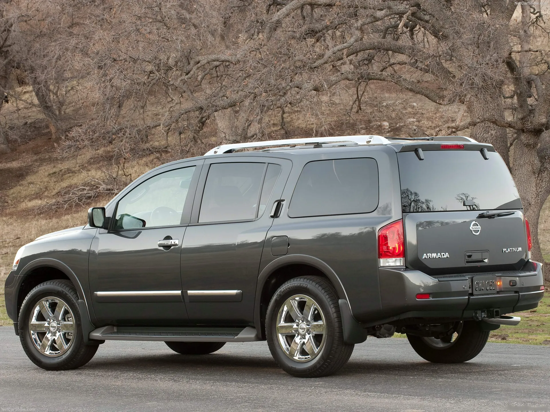 Nissan Armada (2012) – zadní tříčtvrteční pohled