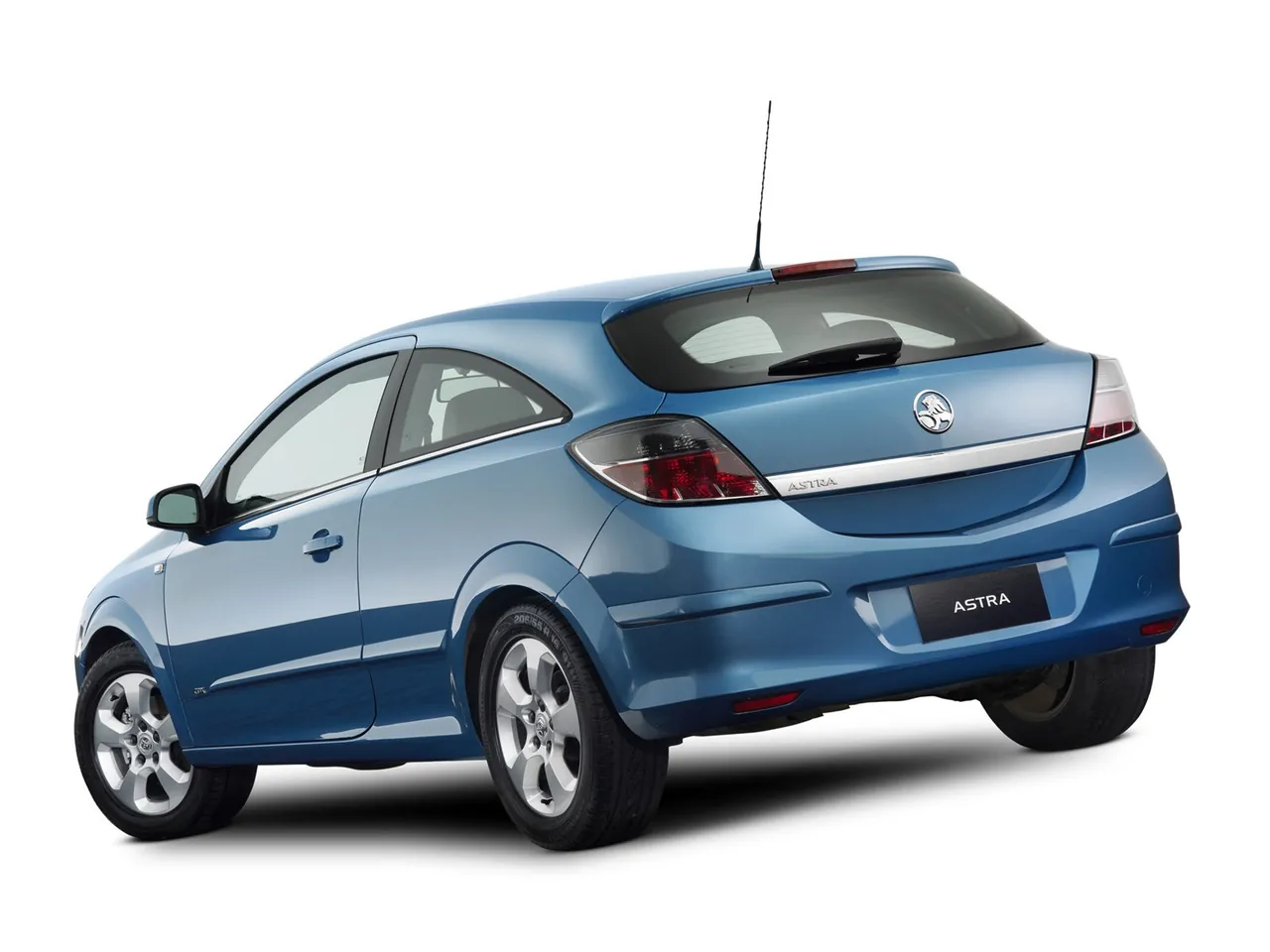 Holden Astra 3-door (2005) – zadní tříčtvrteční pohled