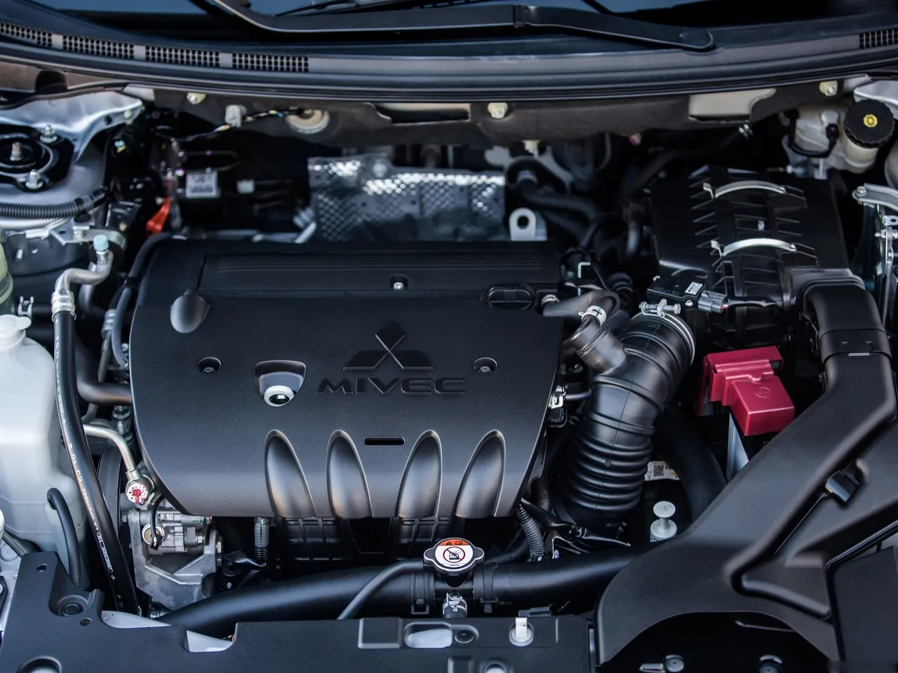 Mitsubishi Lancer GT (2016) – motorový prostor