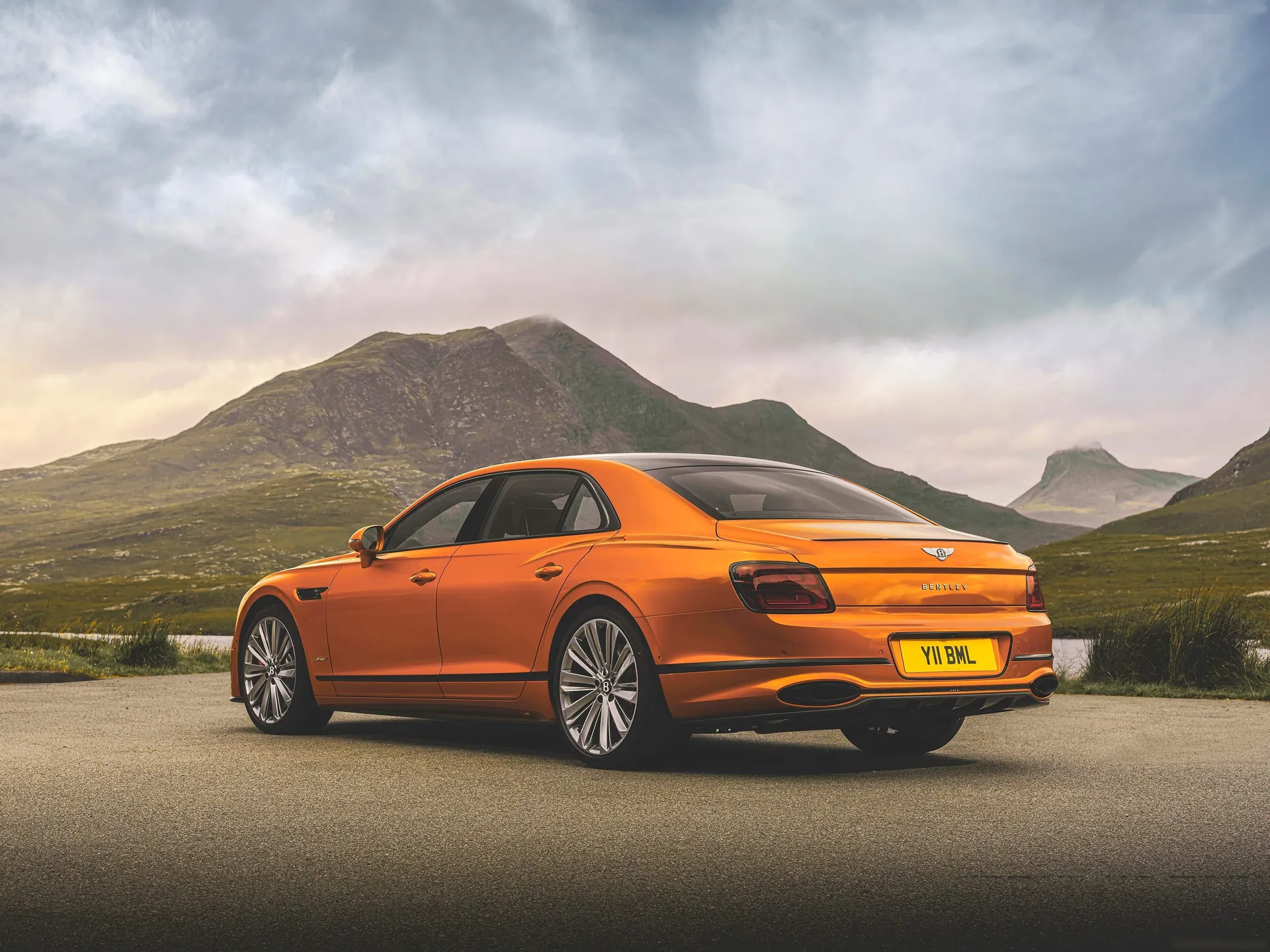 Bentley Flying Spur Speed (2023) – zadní tříčtvrteční pohled