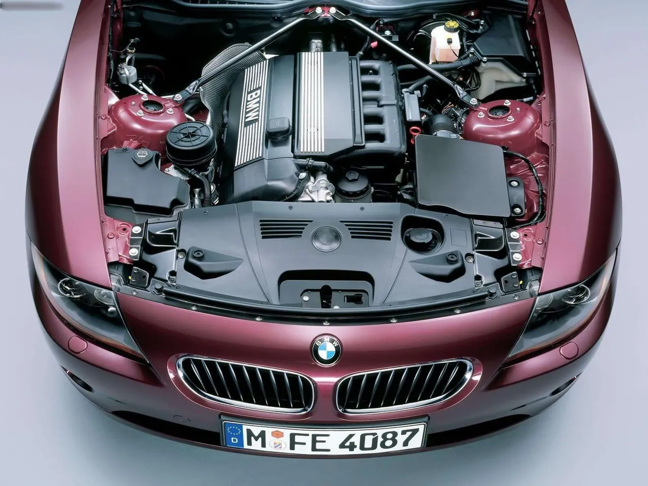 BMW Z4 (2003) – motorový prostor