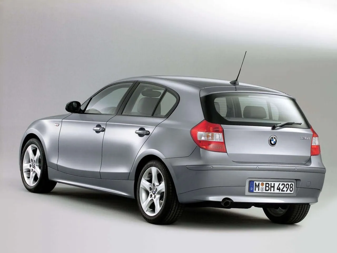 BMW 120i (2005) – zadní tříčtvrteční pohled